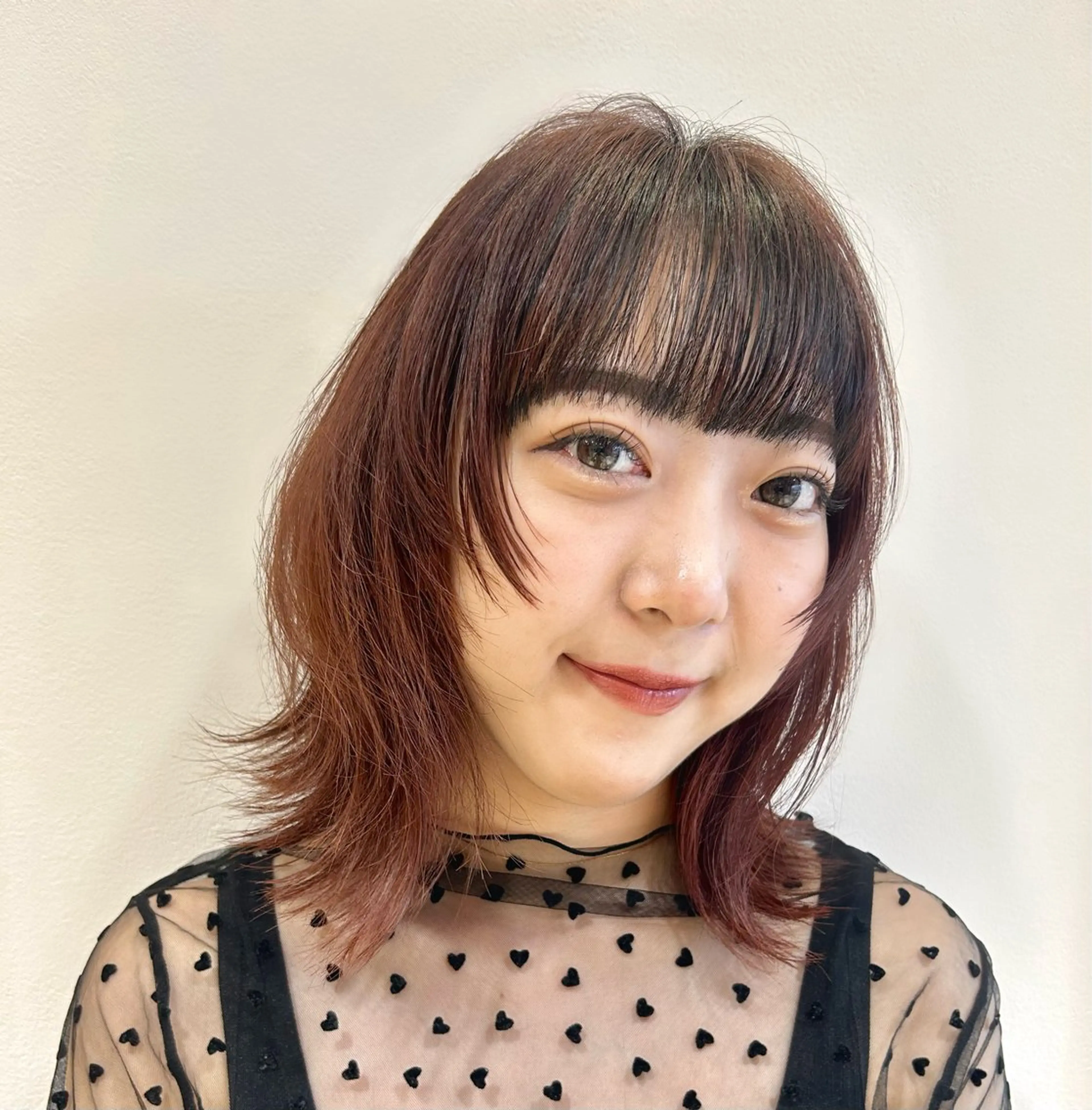 ミディアム カラー 黒髪 デザインカラー レッドカラー ウルフカット 🩷愛咲🩷レイヤー /透明感カラーのヘアスタイル