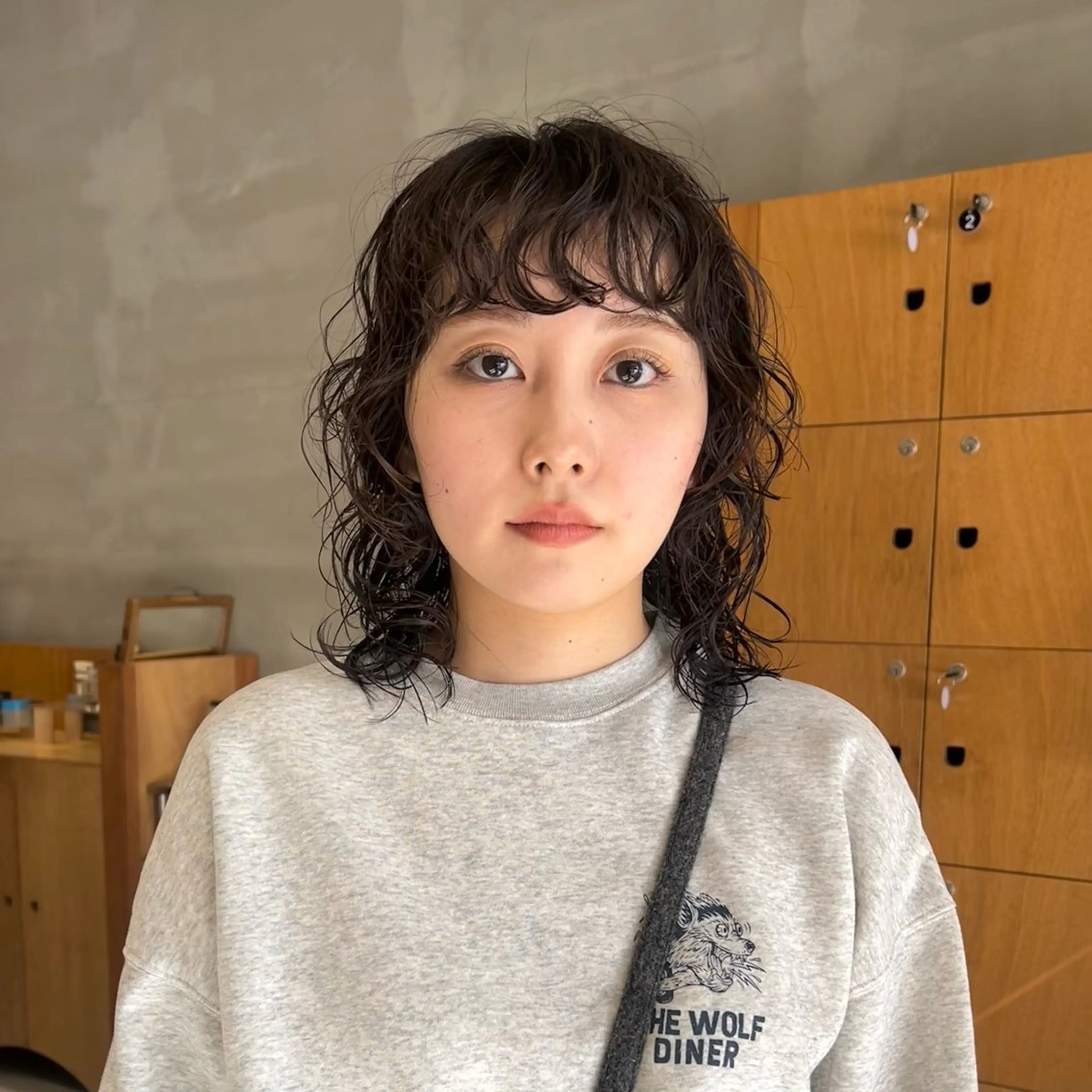 ミディアム ミディアムパーマ 顔周りカット レイヤーカット /似合わせカット/ 大人カジュアルのヘアスタイル