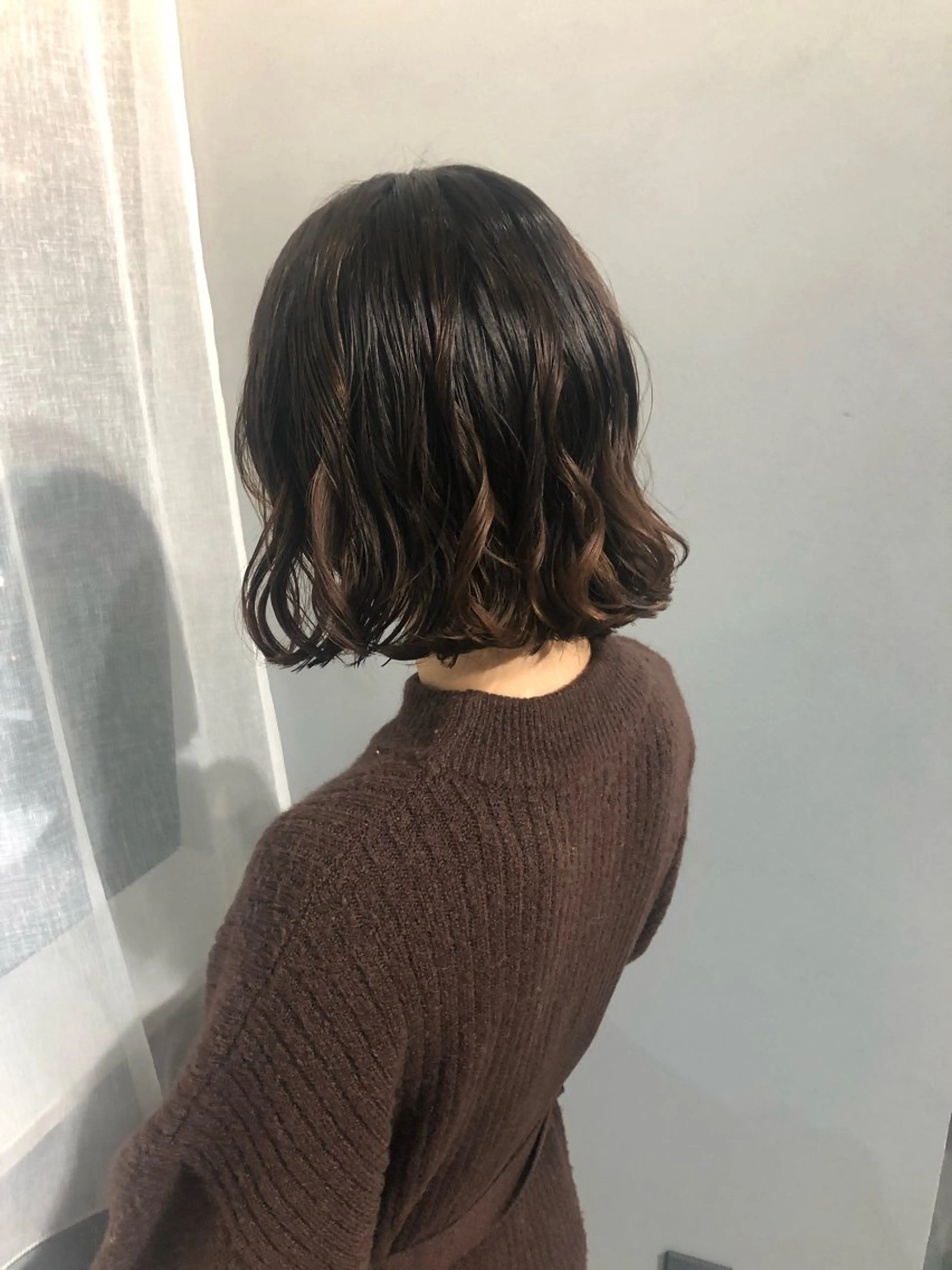 ミディアム パーマ 曲がる縮毛矯正 センターパートのヘアスタイル