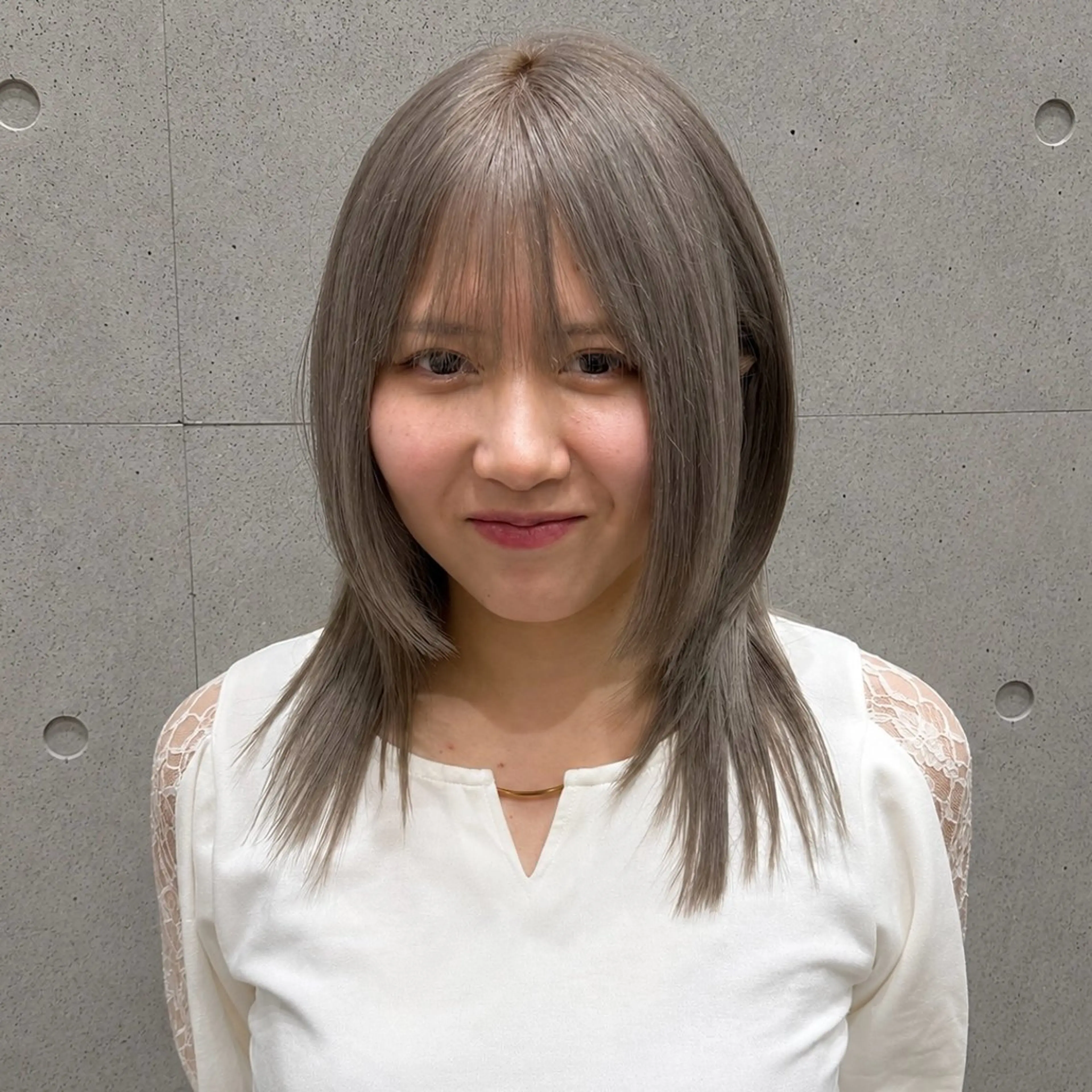 ミディアム カラー ベージュカラー ブリーチ ケアブリーチ ハイトーンカラー ホワイトベージュ ヘアカラー トリートメント ヘアセット ✨ブリーチ支持No1 複雑履歴修正/舘岡のヘアスタイル