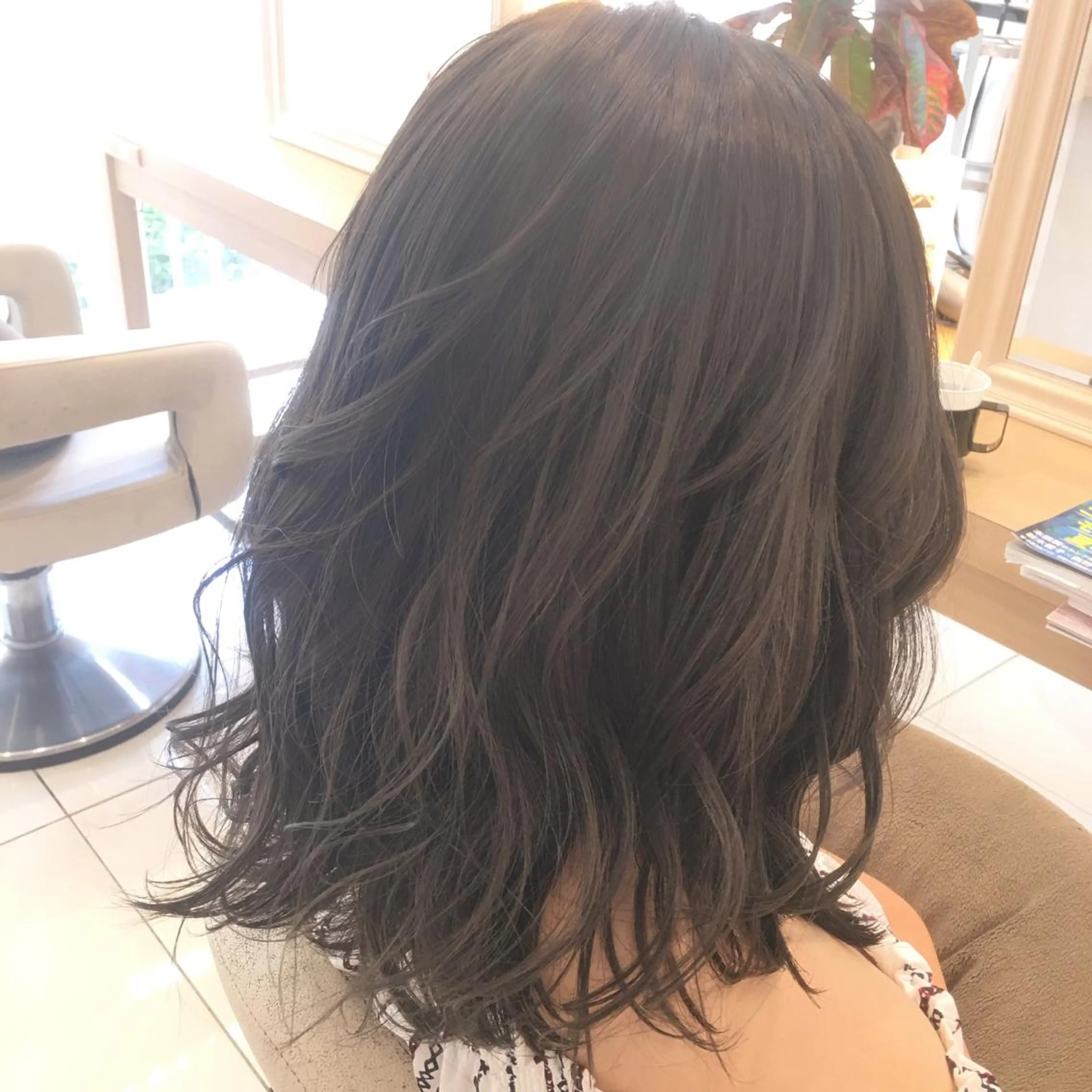 ミディアム カラー 透明感カラー ダークグレー ハイライトカラー ハイライト 小田原NO1 美容師 飯田飛翔のヘアスタイル