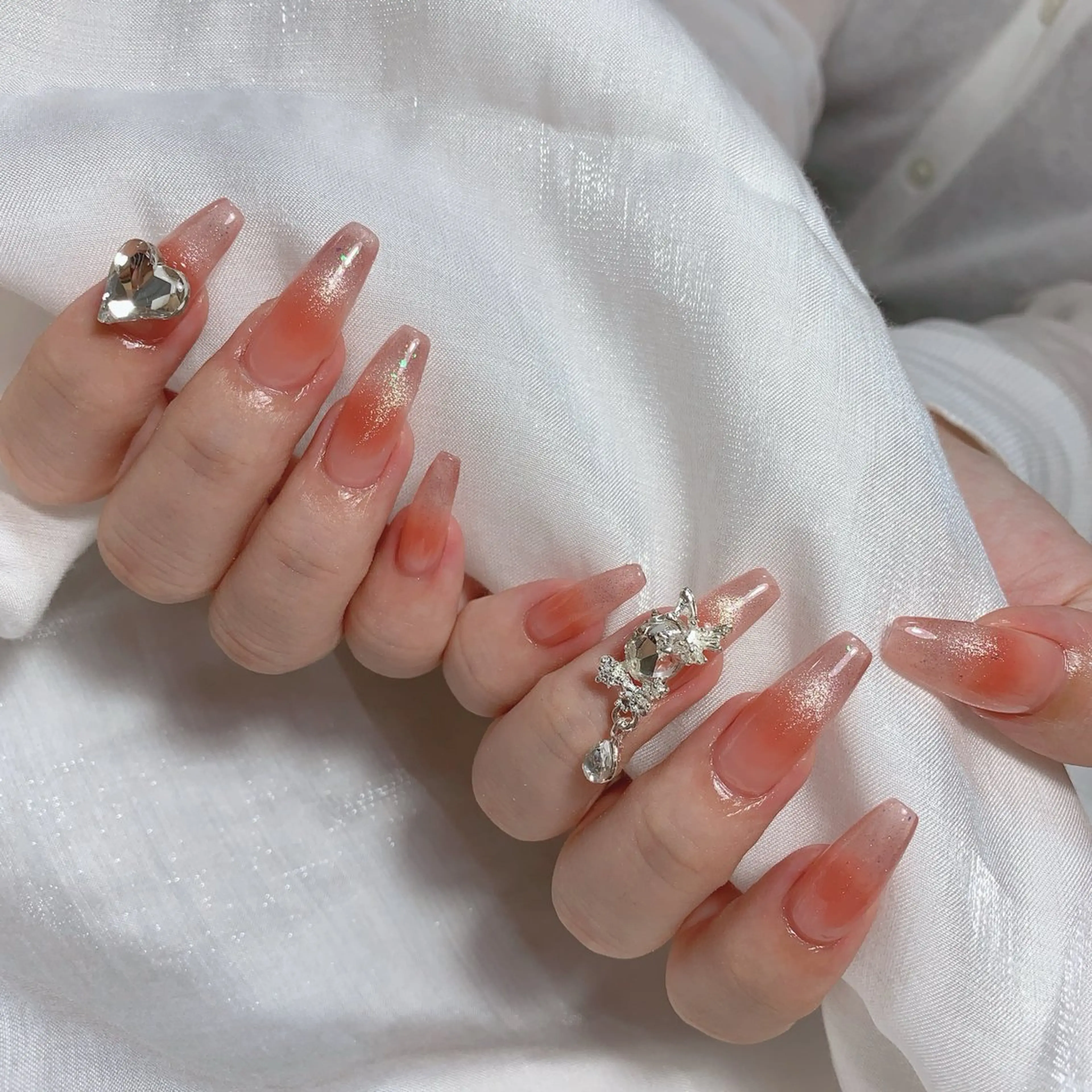 ネイル ブルー チークネイル フレンチネイル ハート ホログラムネイル ハンドネイル インフィニティ ネイルサロンのネイルデザイン