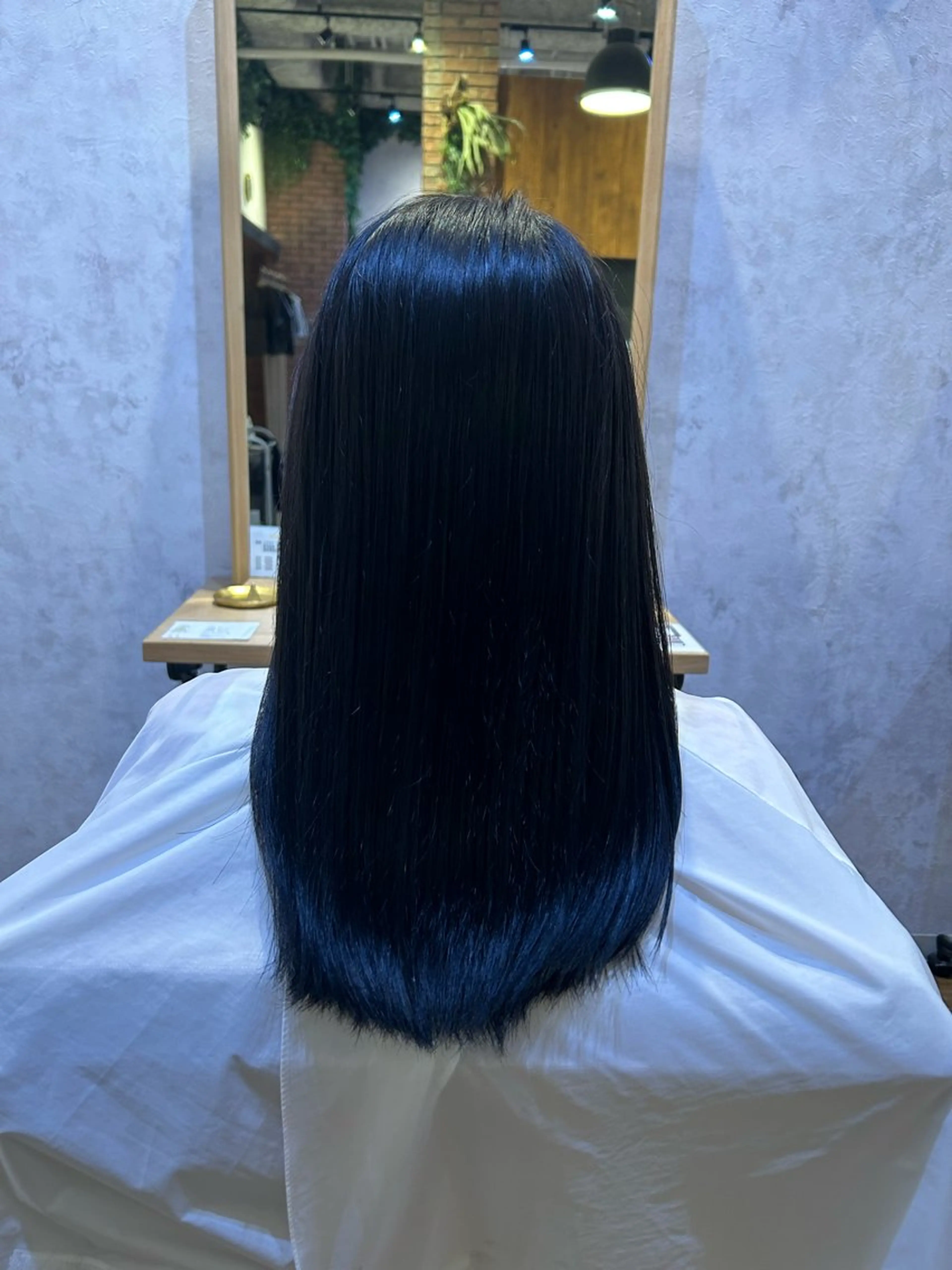 ミディアム カラー 黒髪 ブリーチ ブルーカラー ブルーブラック 透明感カラー 尾崎 恭子のヘアスタイル