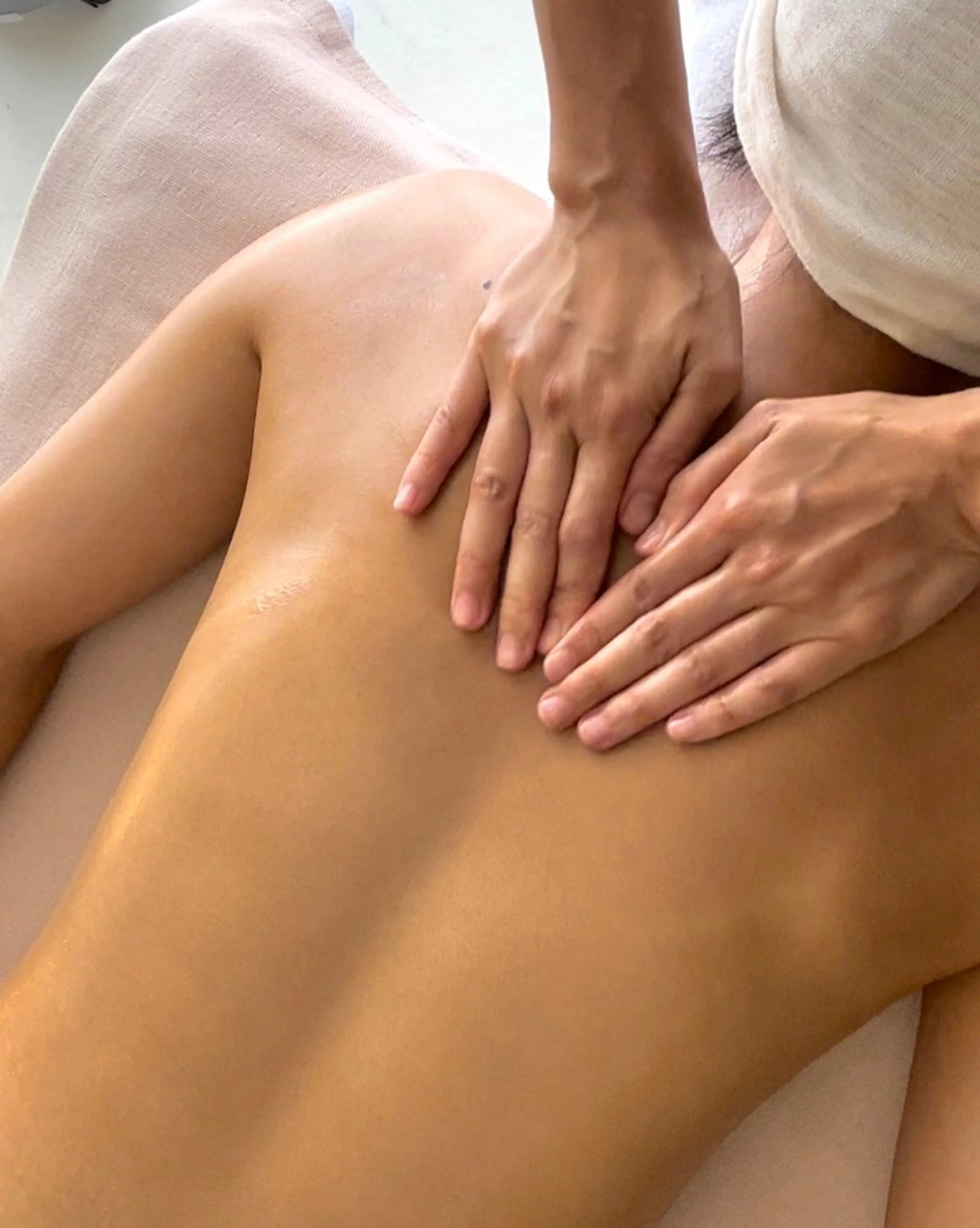 時間がない方は短い時間でスッキリ解す！背面オイルリンパマッサージ40分¥5,500の写真