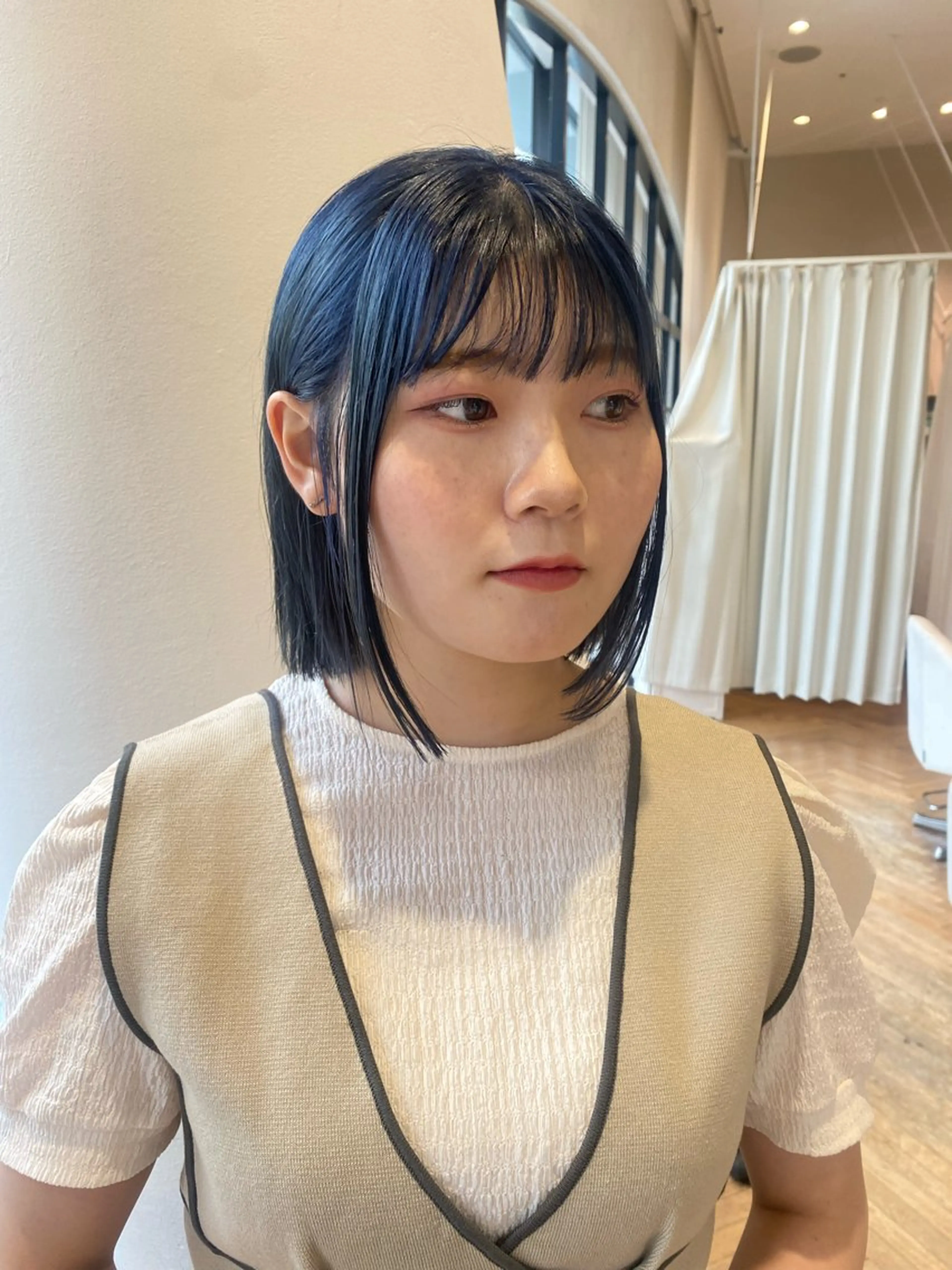 ショート カラー ブリーチ シルバー 増井 彩乃のヘアスタイル