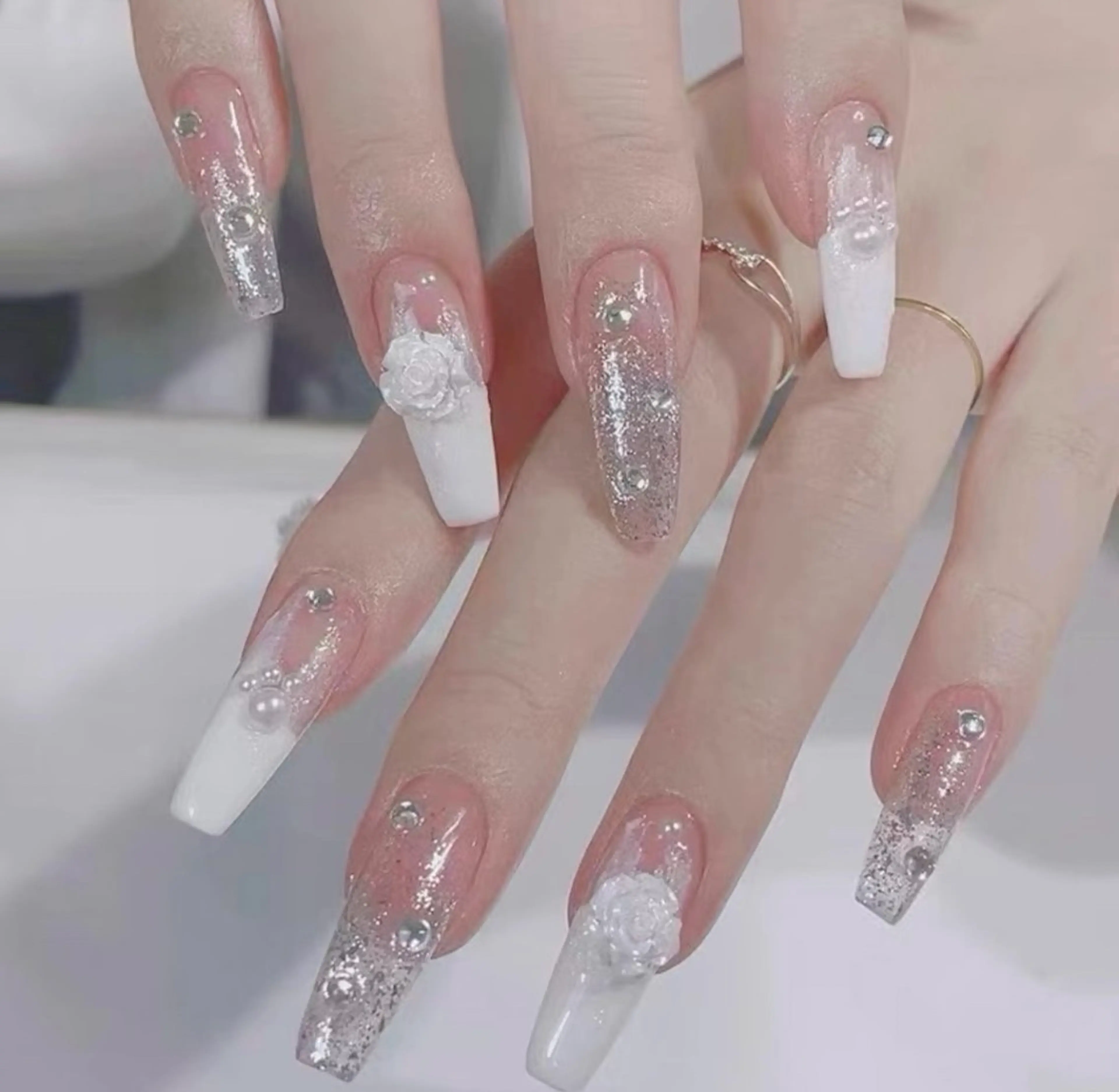 ネイル チークネイル 長さ出し フラワーネイル フレンチネイル ガーリー sun nail池袋 モデル募集のネイルデザイン