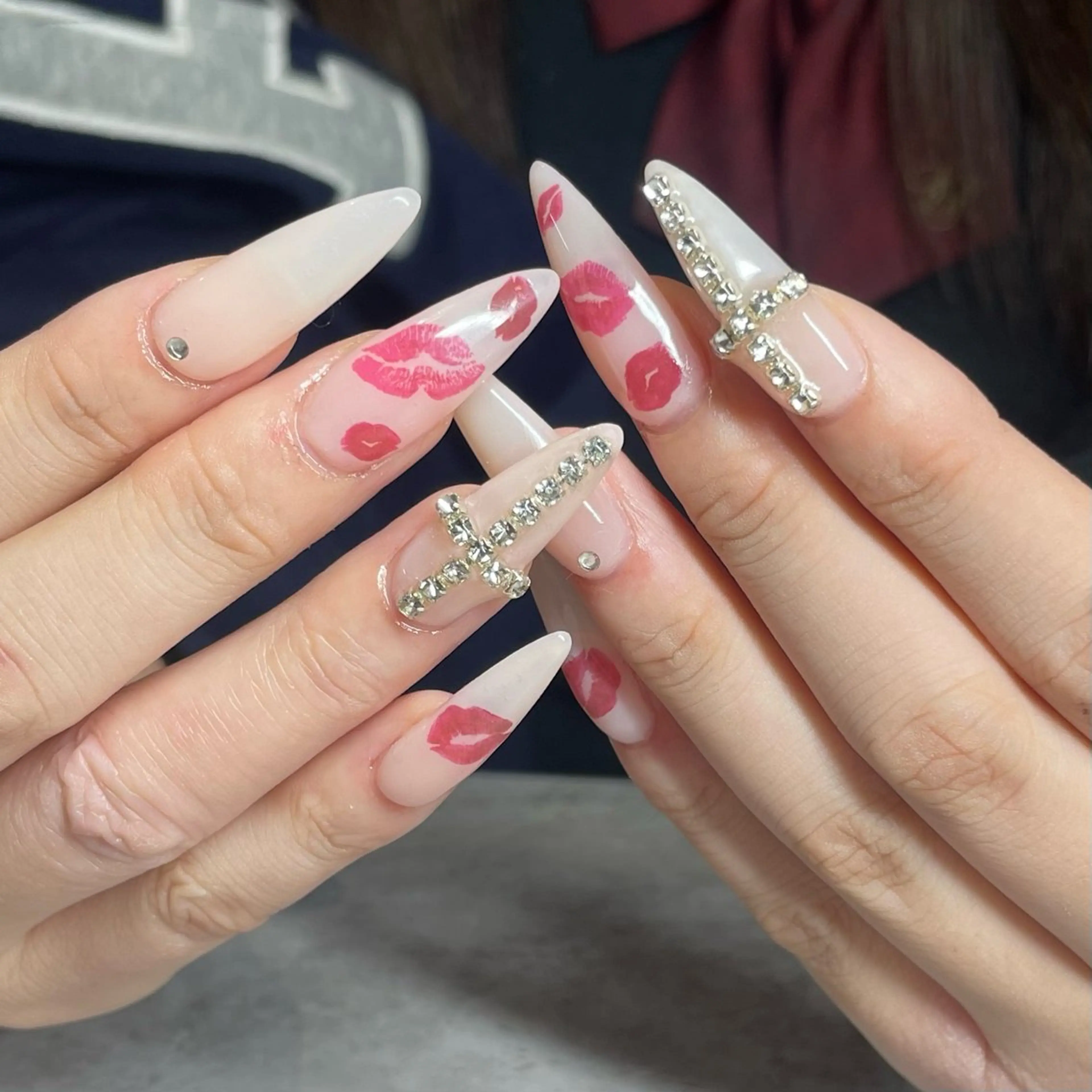 ネイル ストーンネイル ハンドネイル IROHA NAIL Kurumi🪽🫧のネイルデザイン