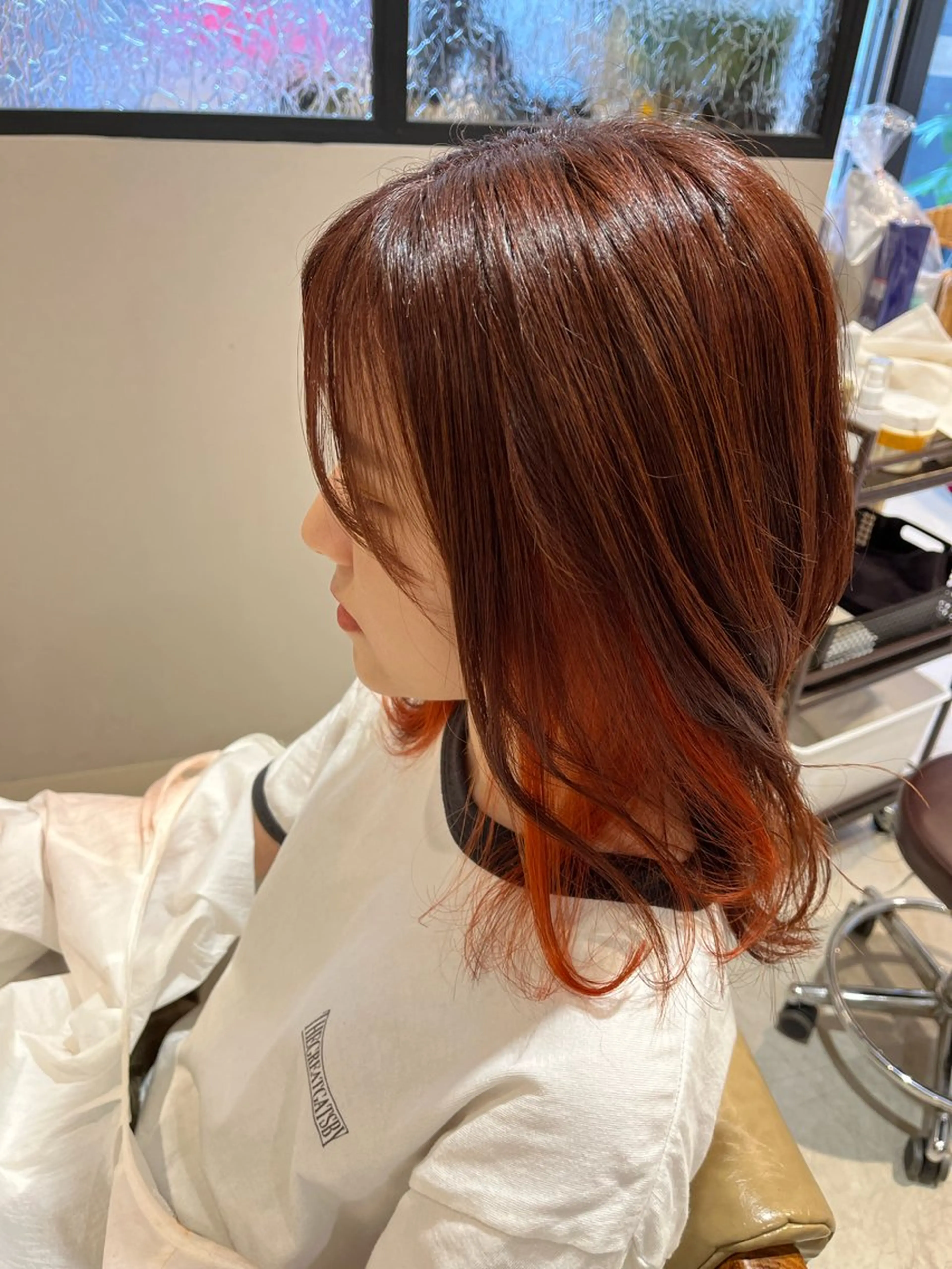 セミロング カラー ブリーチ イヤリングカラー 伊東 彩花のヘアスタイル