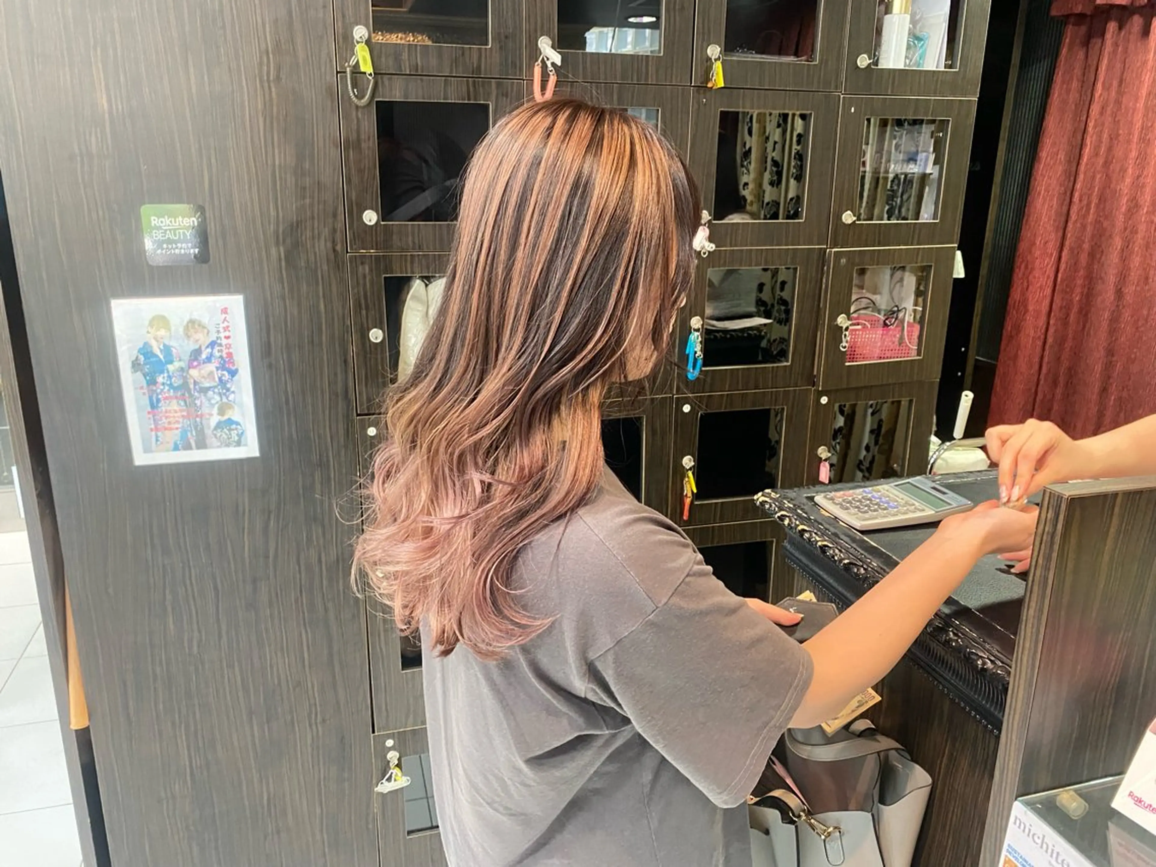 ロング カラー バレイヤージュ ベージュカラー ピンクカラー ピンクベージュ レイヤーカット ホワイト系はお任せ /ブリーチ/店長岩崎のヘアスタイル