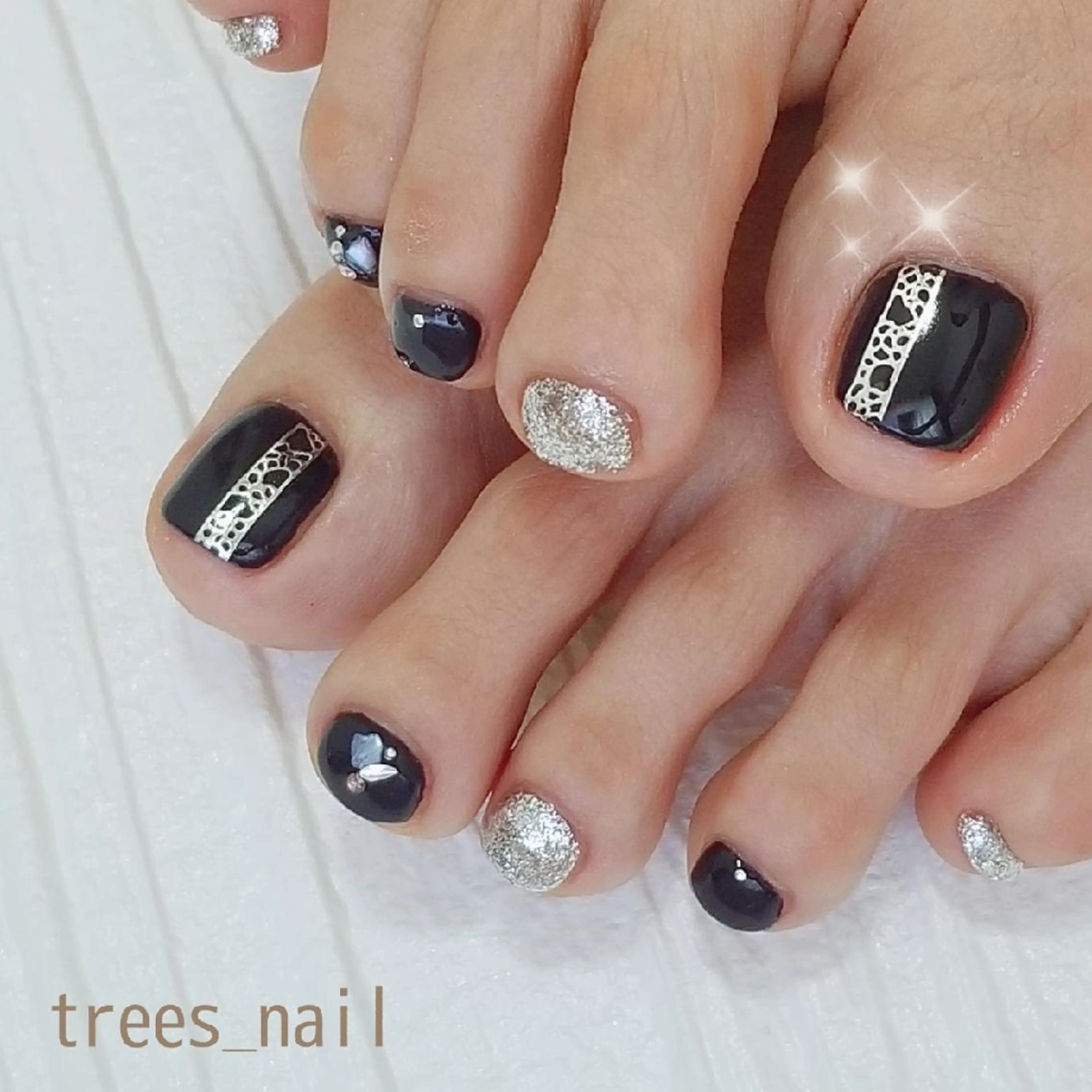 ネイル ブルー フットネイル ジェルネイル ラメ(グリッター) ネイビー trees_ nailのネイルデザイン