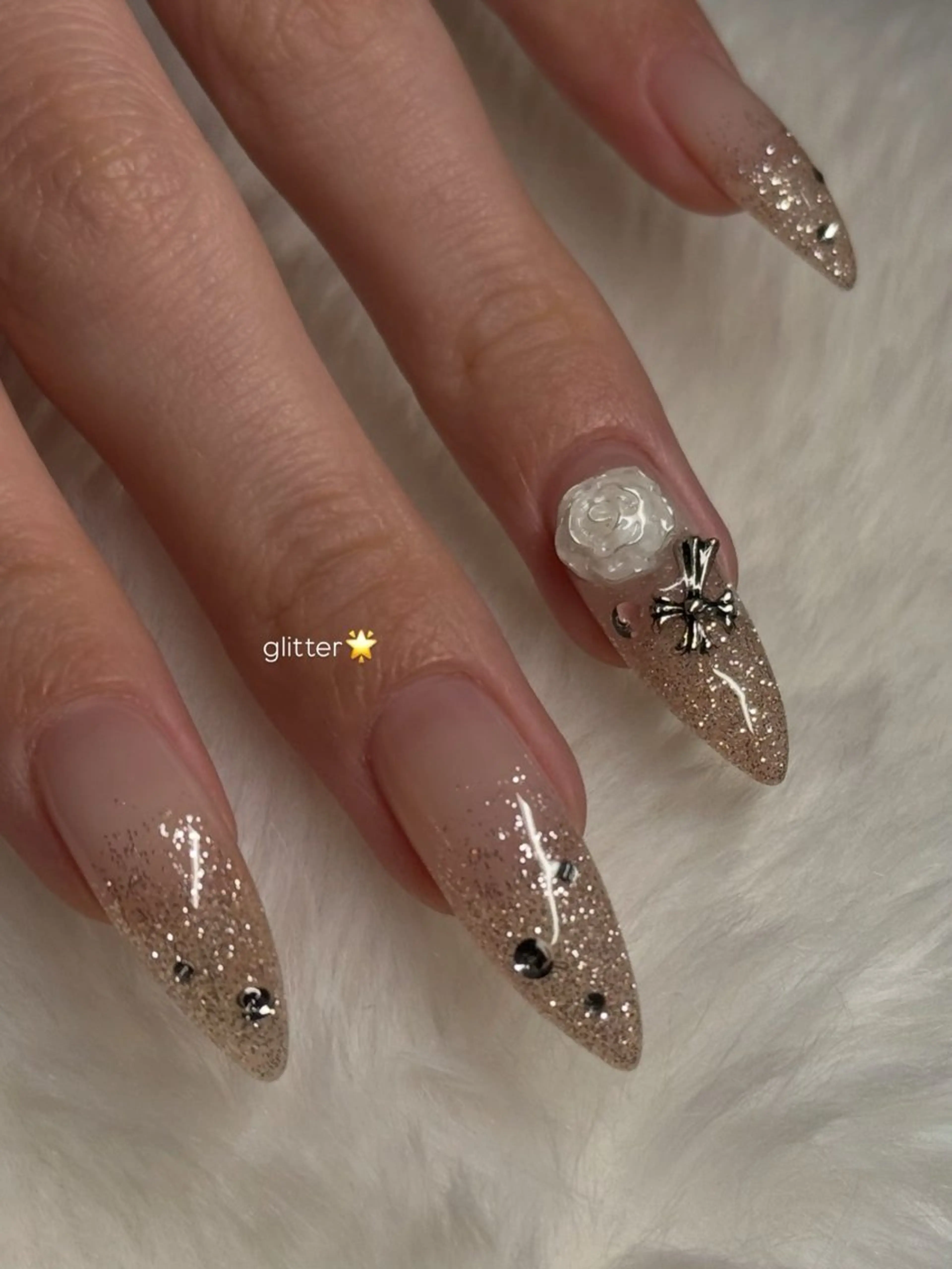 ネイル ハンドネイル mikoto 🎀 艶々美フォルムのネイルデザイン