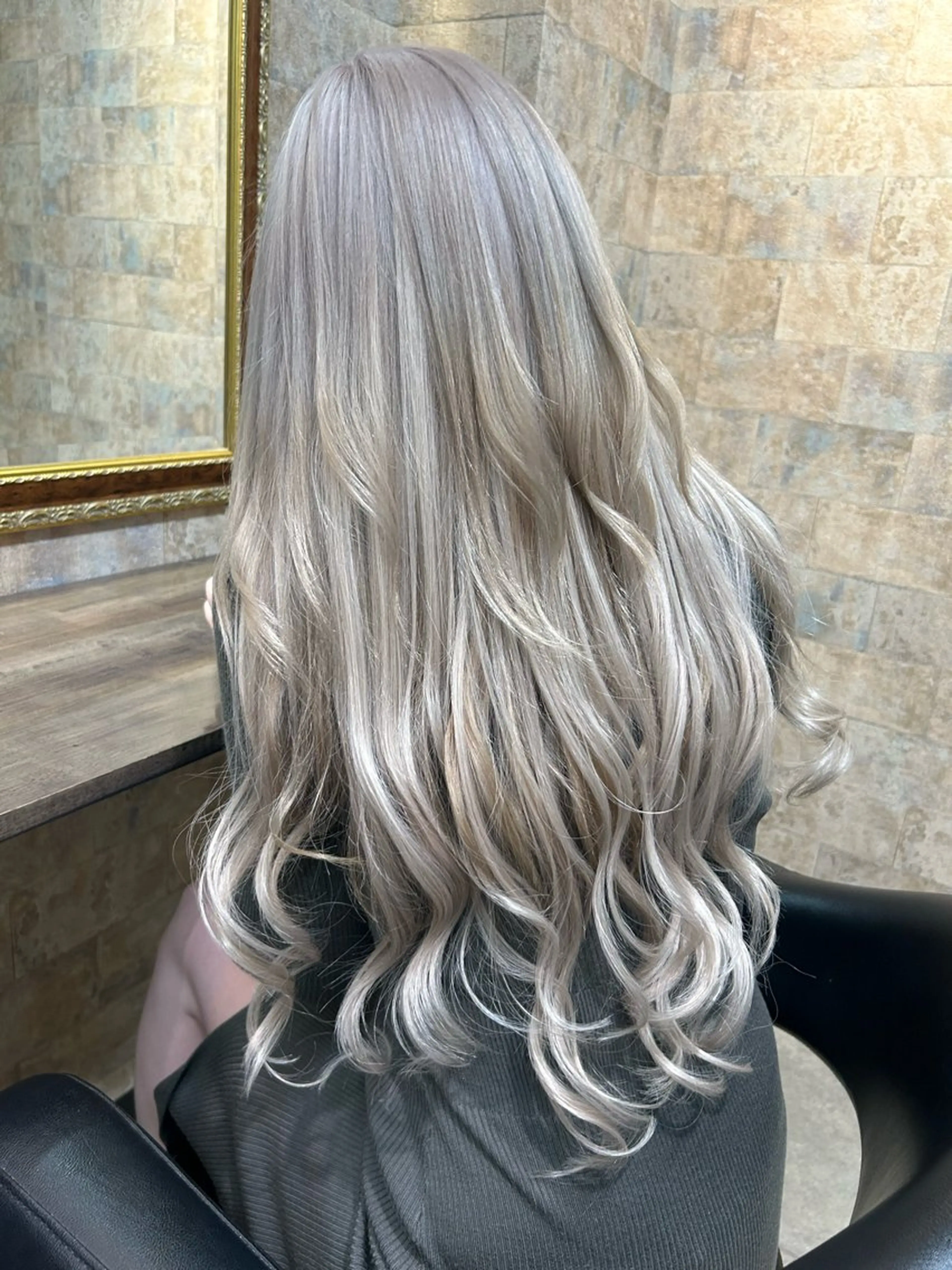 カラー ハイトーン Arphyのヘアスタイル