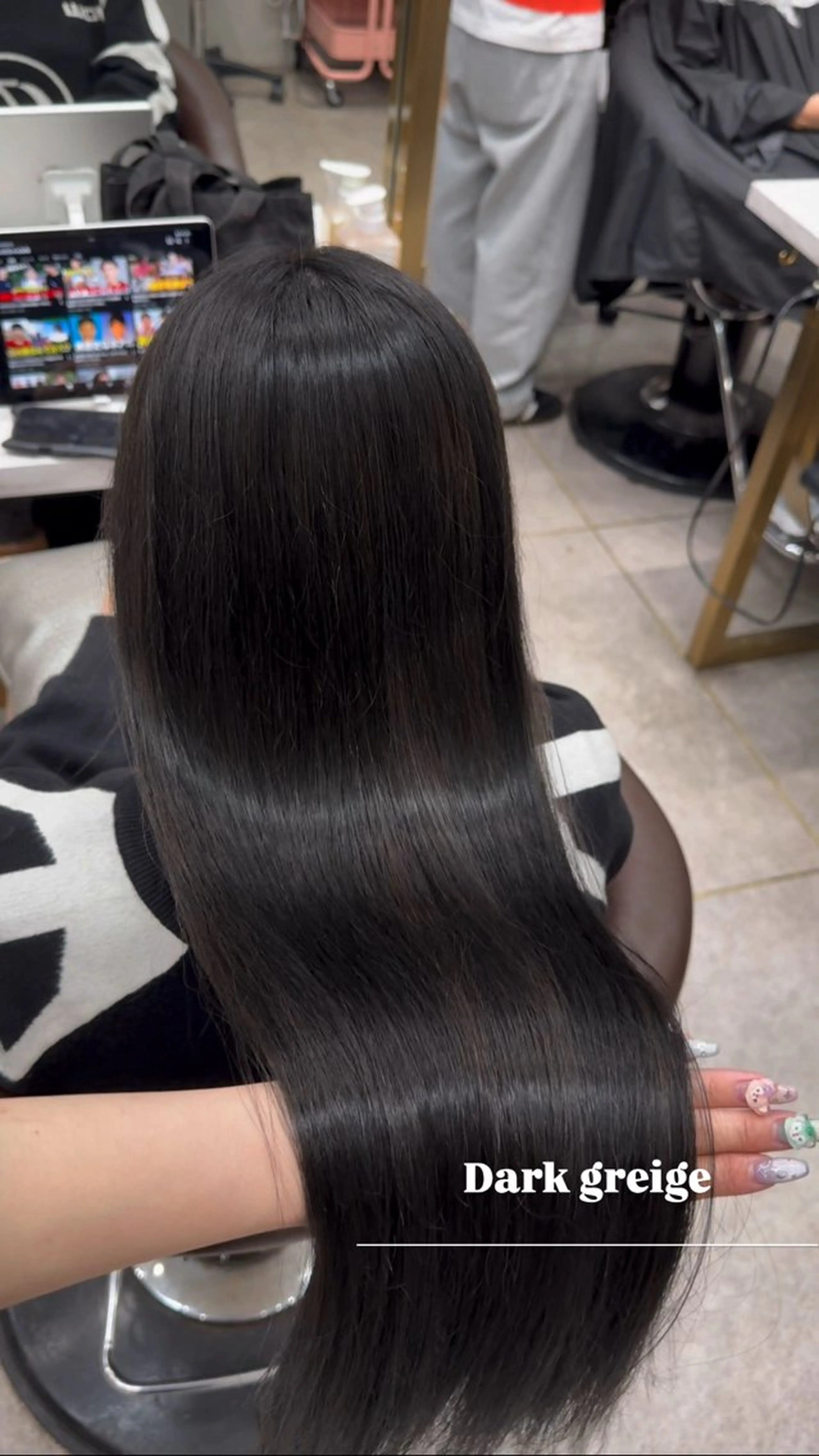 ロング ヘアカラー トリートメント Nanami / ベージュ/グレージュのヘアスタイル