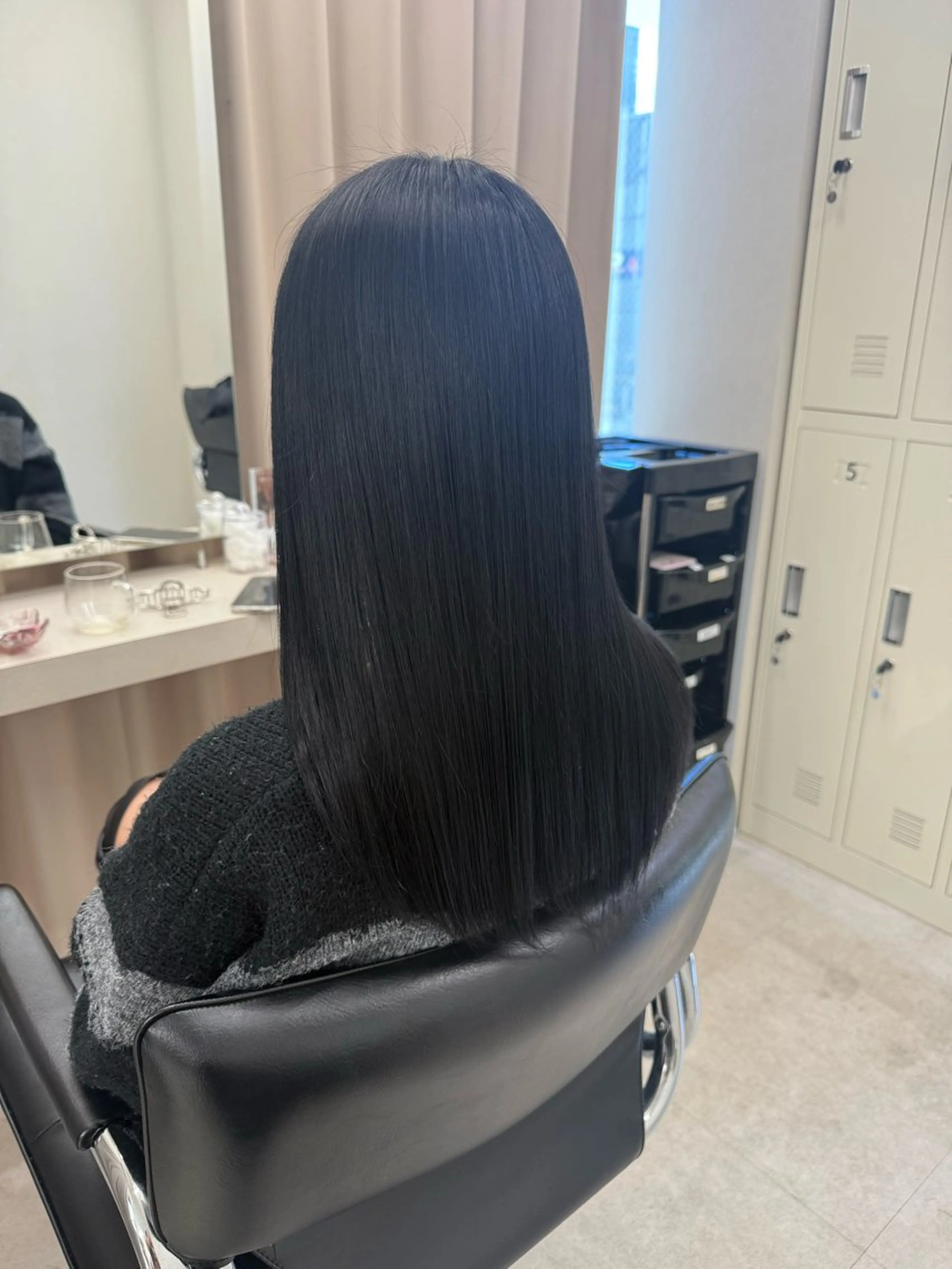 セミロング カラー 黒髪 ブルーカラー ブルーブラック ヘアカラー haru 髪質改善サロンのヘアスタイル