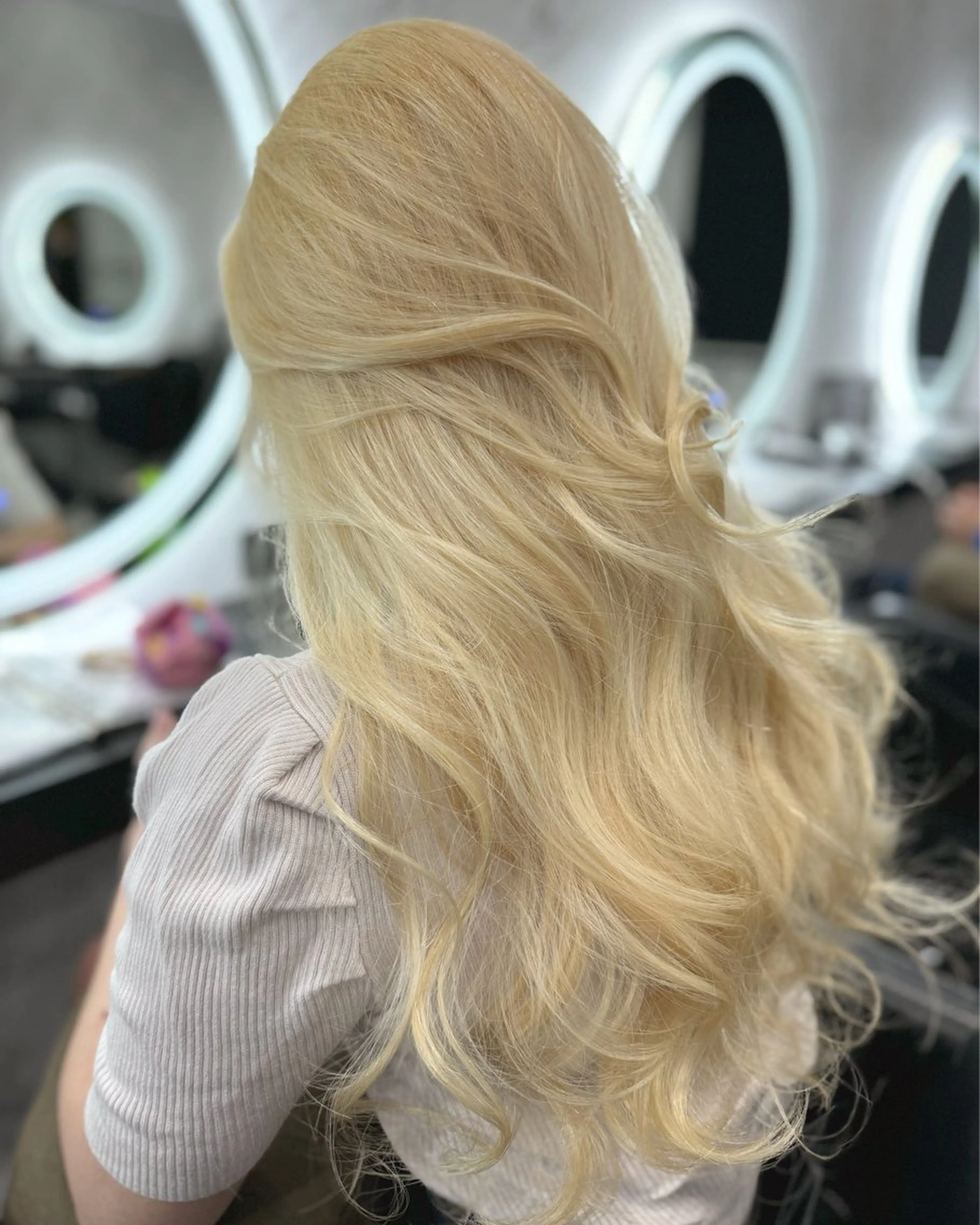 ロング カラー ヘアアレンジ ヘアカラー LOHAS 優来（ユラ）のヘアスタイル