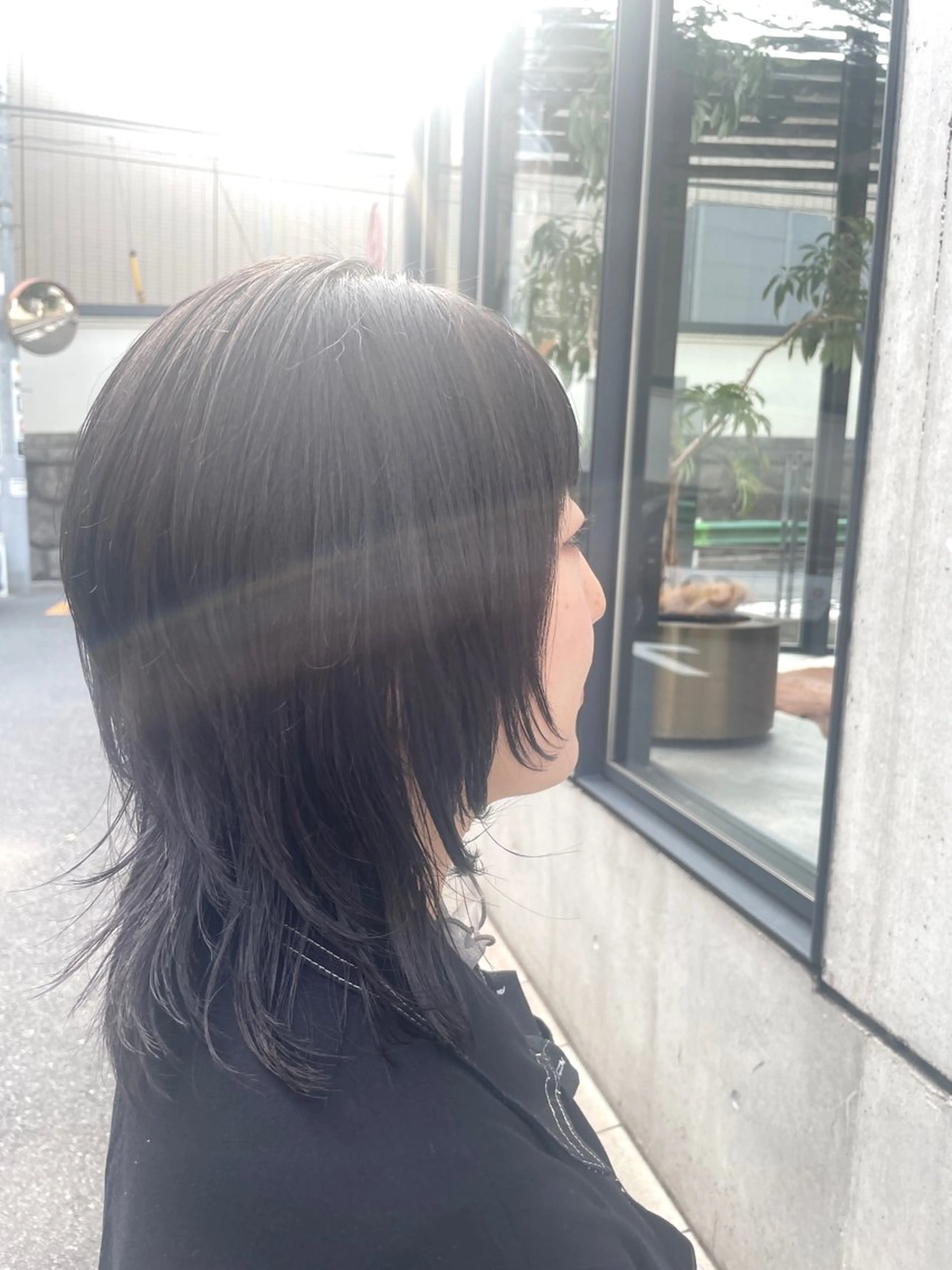 ミディアム カラー 黒髪 ブルーカラー ブルーブラック ウルフカット カット ヘアカラー トリートメント ご新規様限定 透明感カラーKANAのヘアスタイル