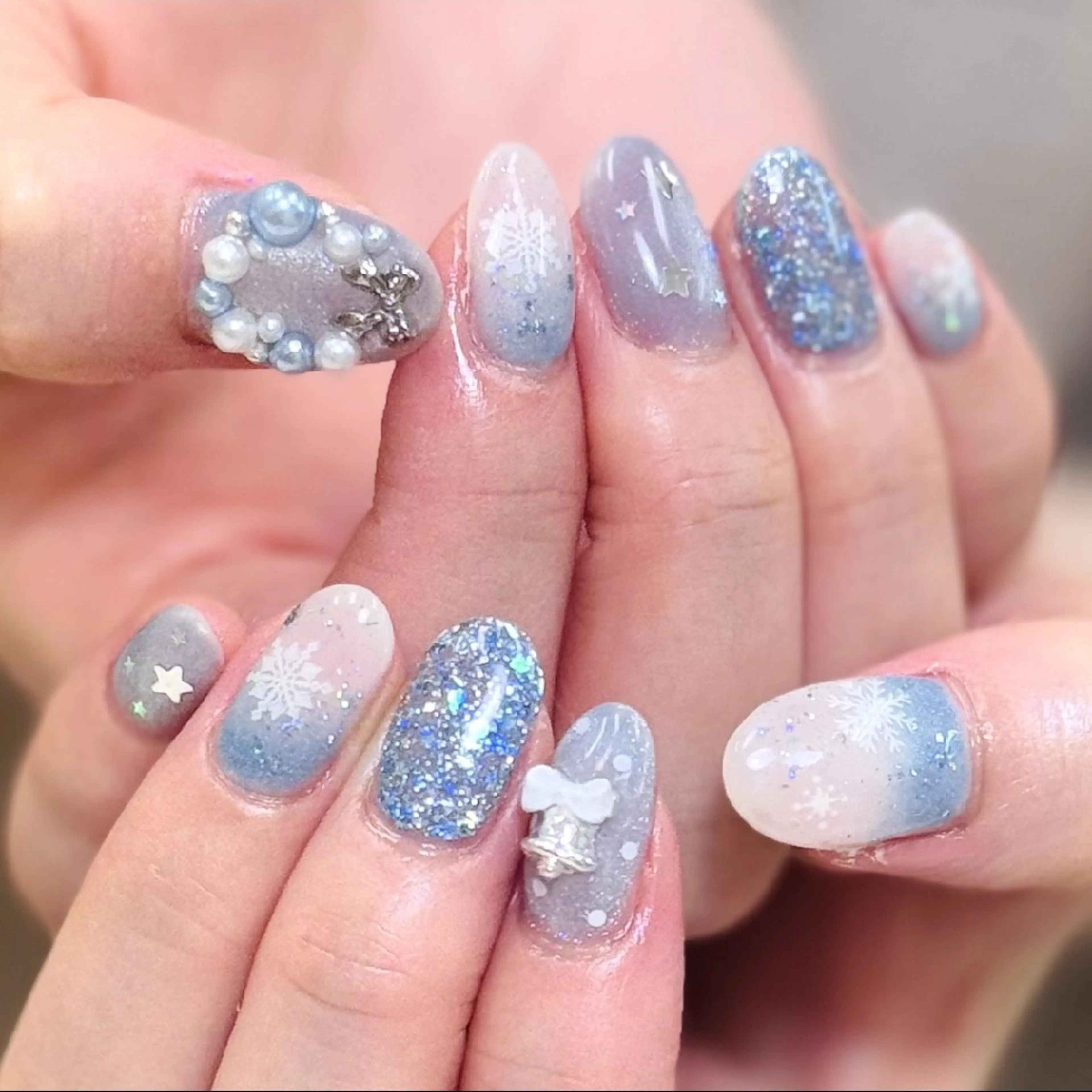 ネイル 水色 冬ネイル クリスマス ハンドネイル muum_nail 新宿2分 三丁目1分のネイルデザイン