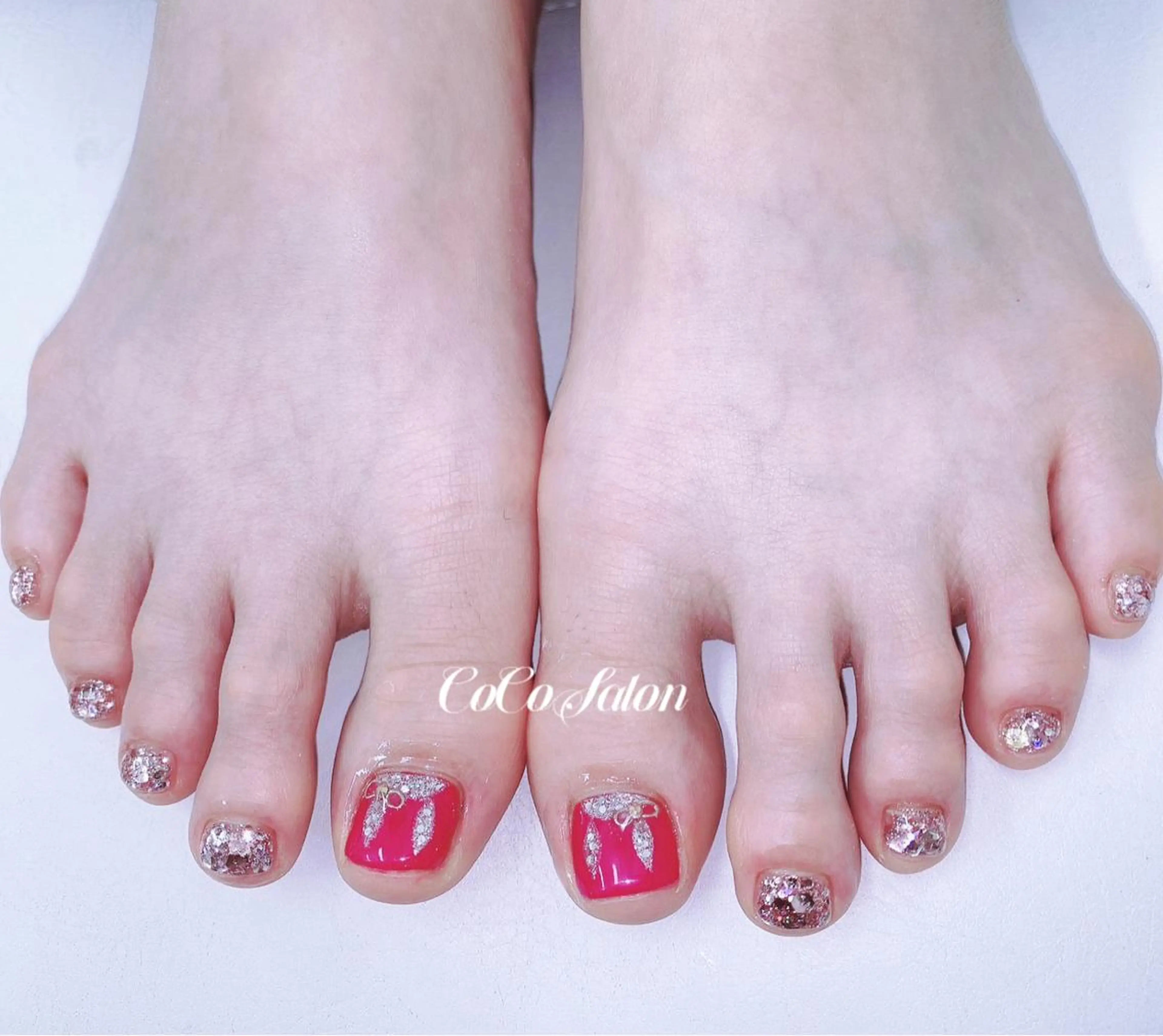 ネイル フットネイル キラキラネイル ワンカラーネイル フットネイル CoCoSalon ネイル/まつ毛予約のネイルデザイン