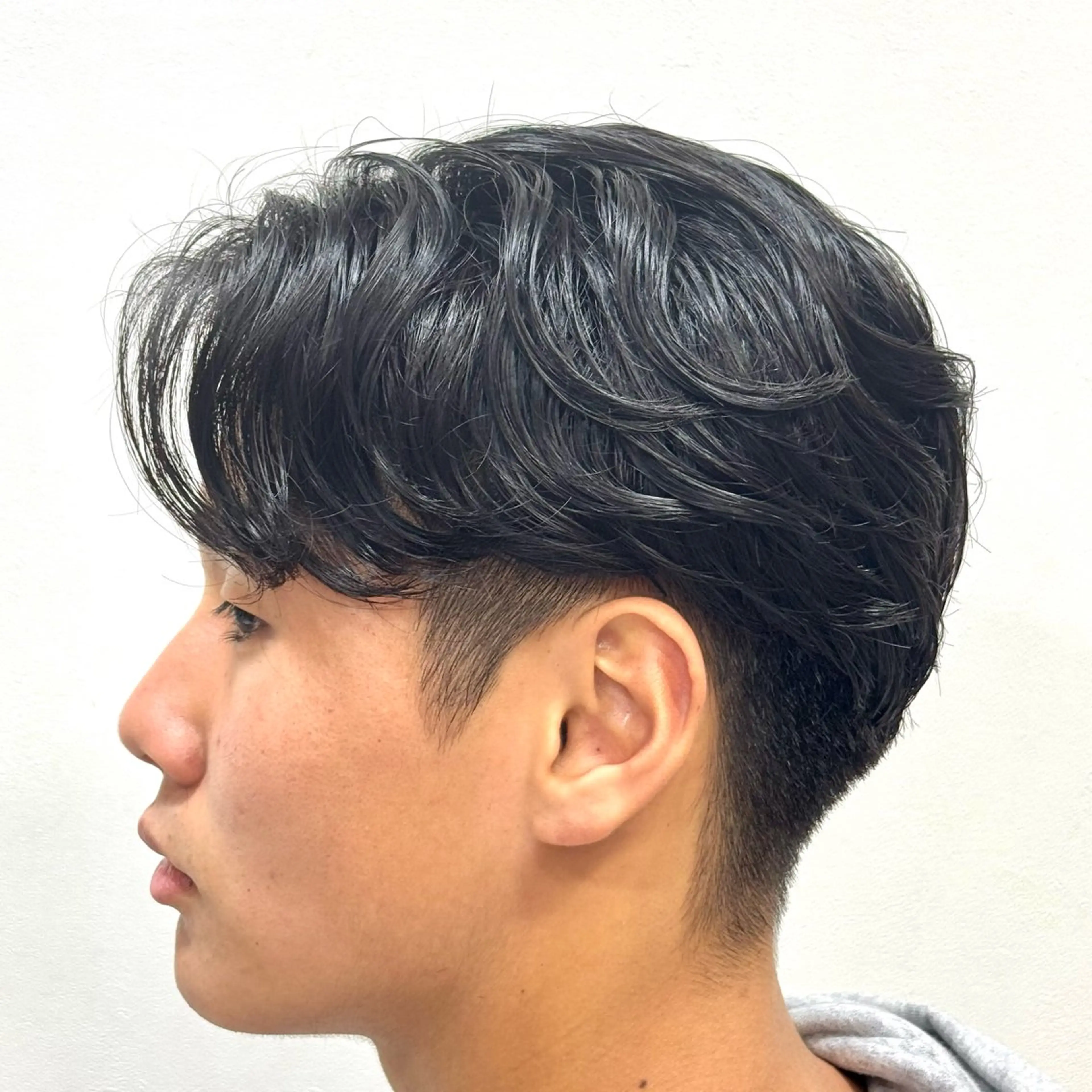 ミディアム パーマ メンズ ミディアムパーマ フェザーパーマ メンズパーマ ツーブロック 刈り上げ YOSHIZAWA Inc. PREMIUM 築地所属・💈Hisa ／ 理容師💈のヘアスタイル