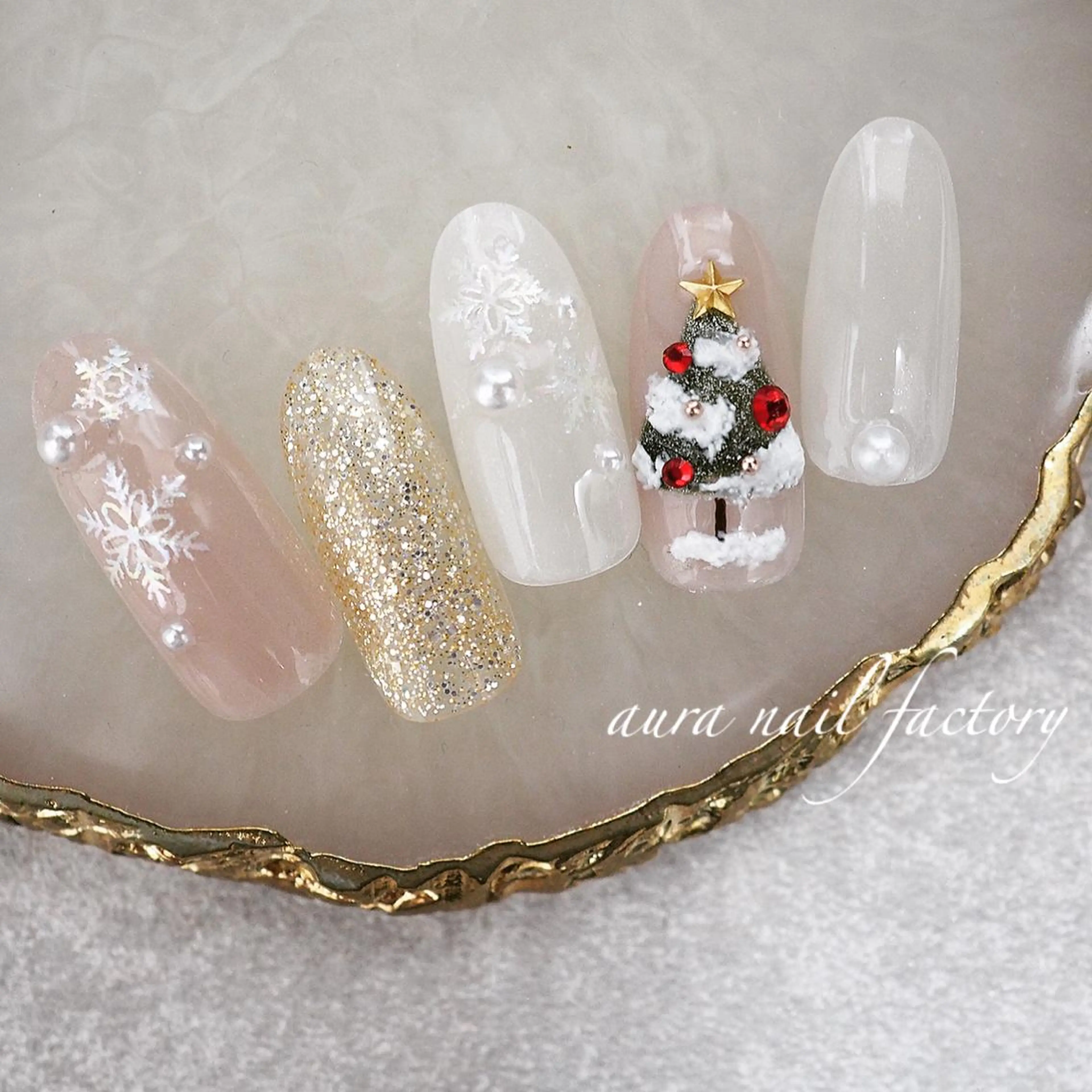 ミディアム カラー ネイル クリスマス ニュアンスネイル 赤色 冬ネイル クリスマス 赤羽 aura 深爪を断らない✨のネイルデザイン