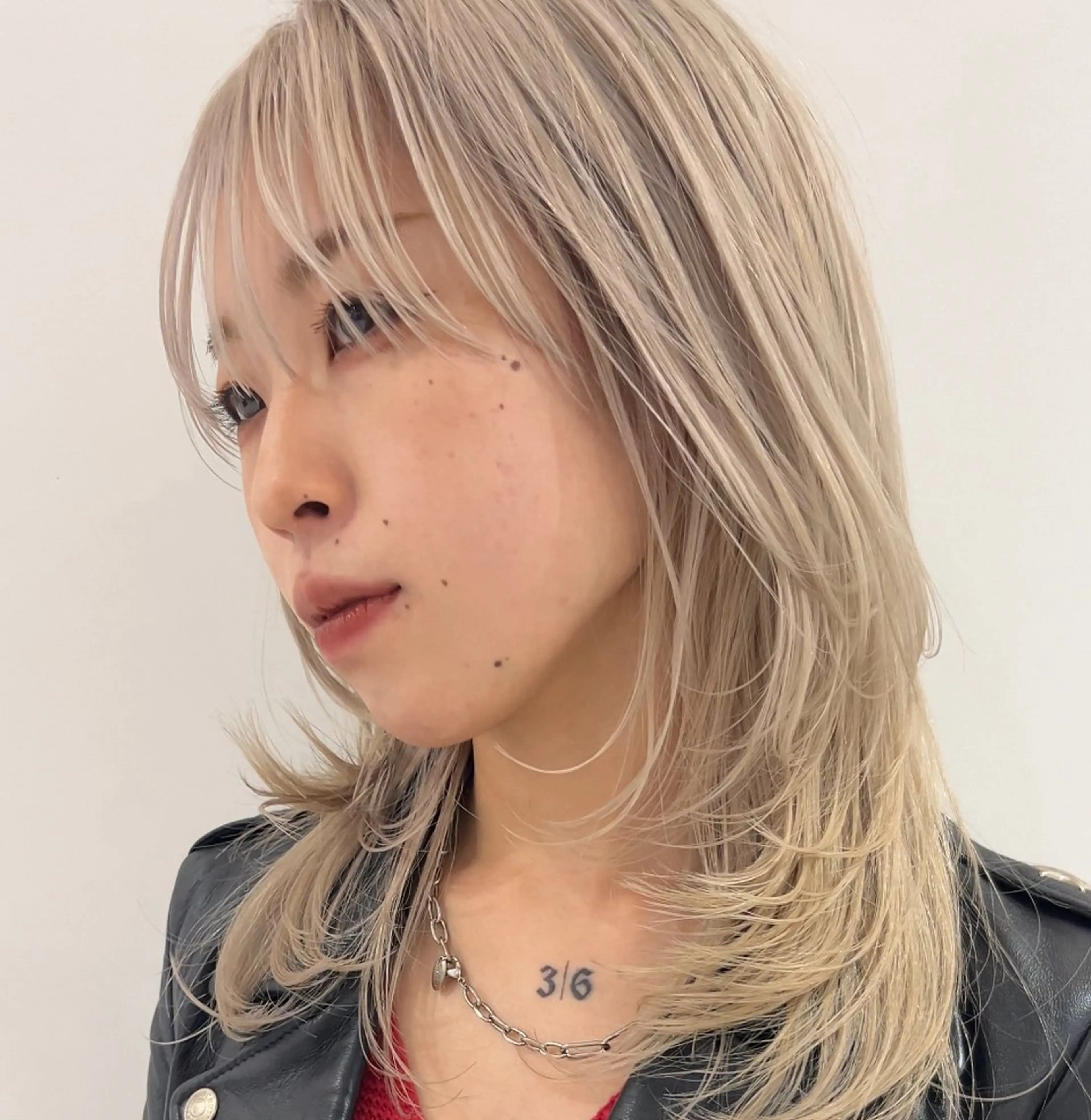 ミディアム カラー ベージュカラー ブリーチ ハイトーンカラー ハイトーンベージュ ウルフカット カット ヘアカラー トリートメント ハイトーン/ブリーチ 似合せカット/パーマのヘアスタイル