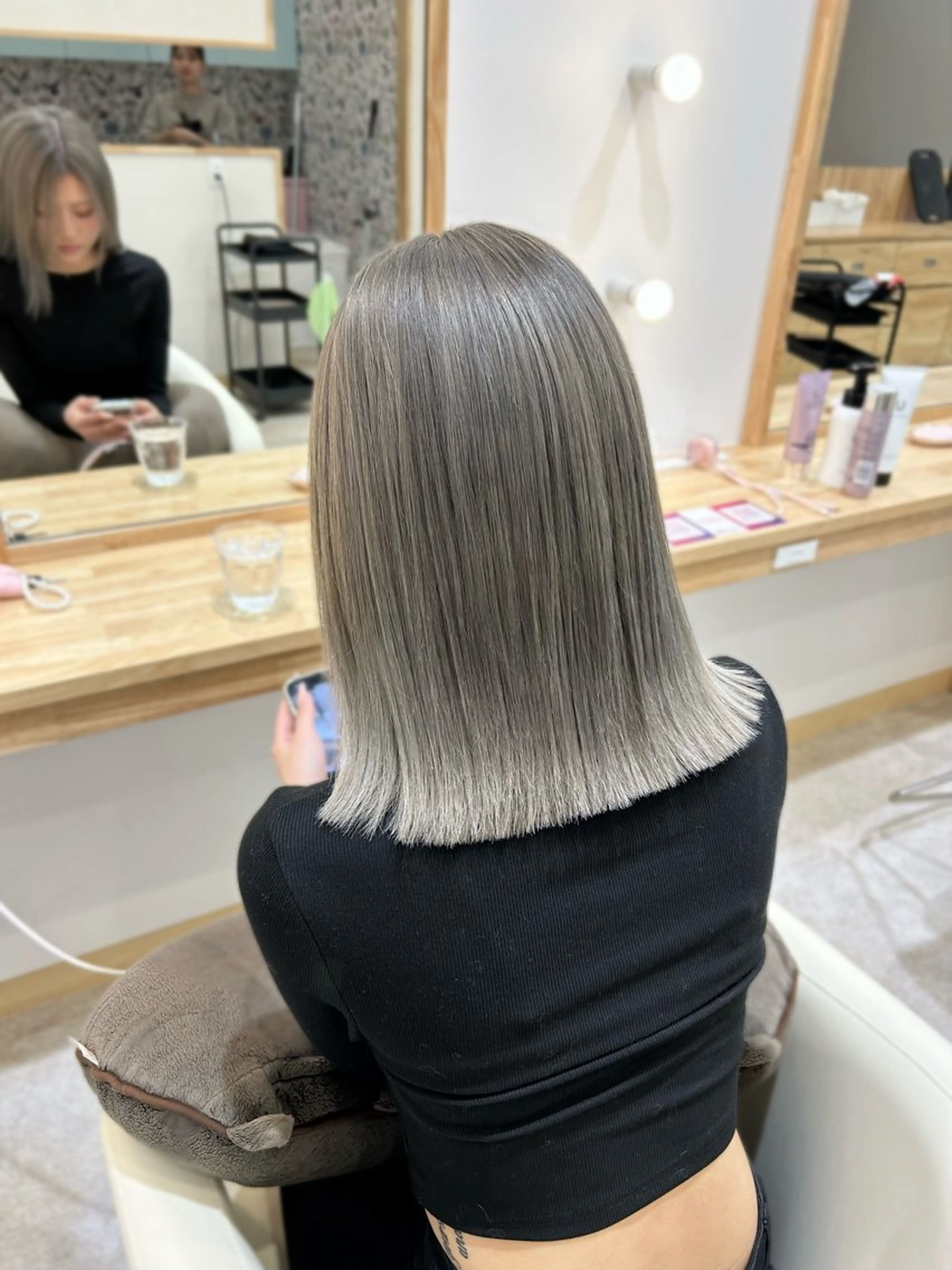 カラー ブリーチ シルバー 🩷愛咲🩷レイヤー /透明感カラーのヘアスタイル