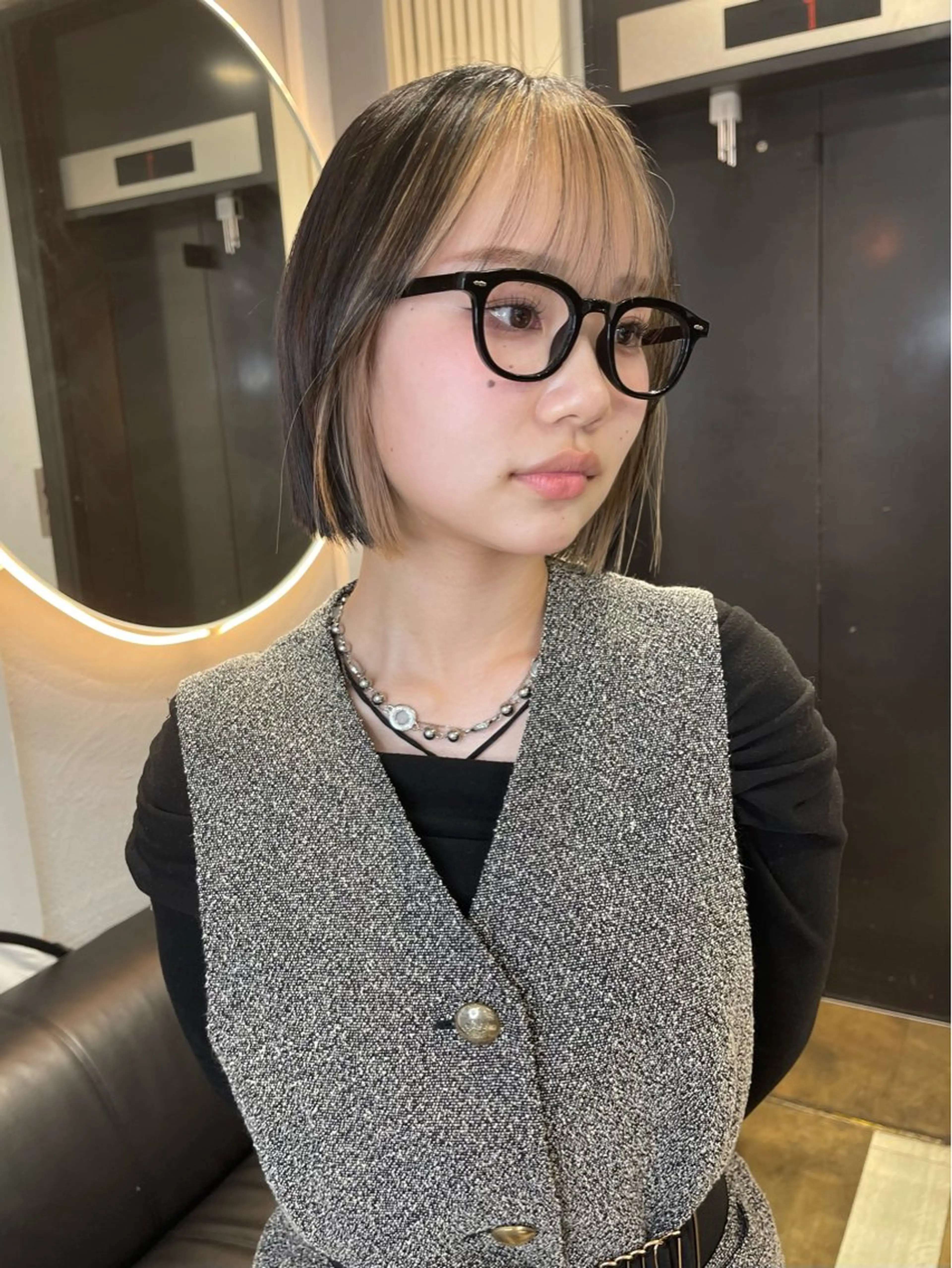 ショート カラー ミストバング ベージュカラー ブリーチ ケアブリーチ デザインカラー ヘアカラー トリートメント TATSUブリーチ/ ミルクティーベージュのヘアスタイル