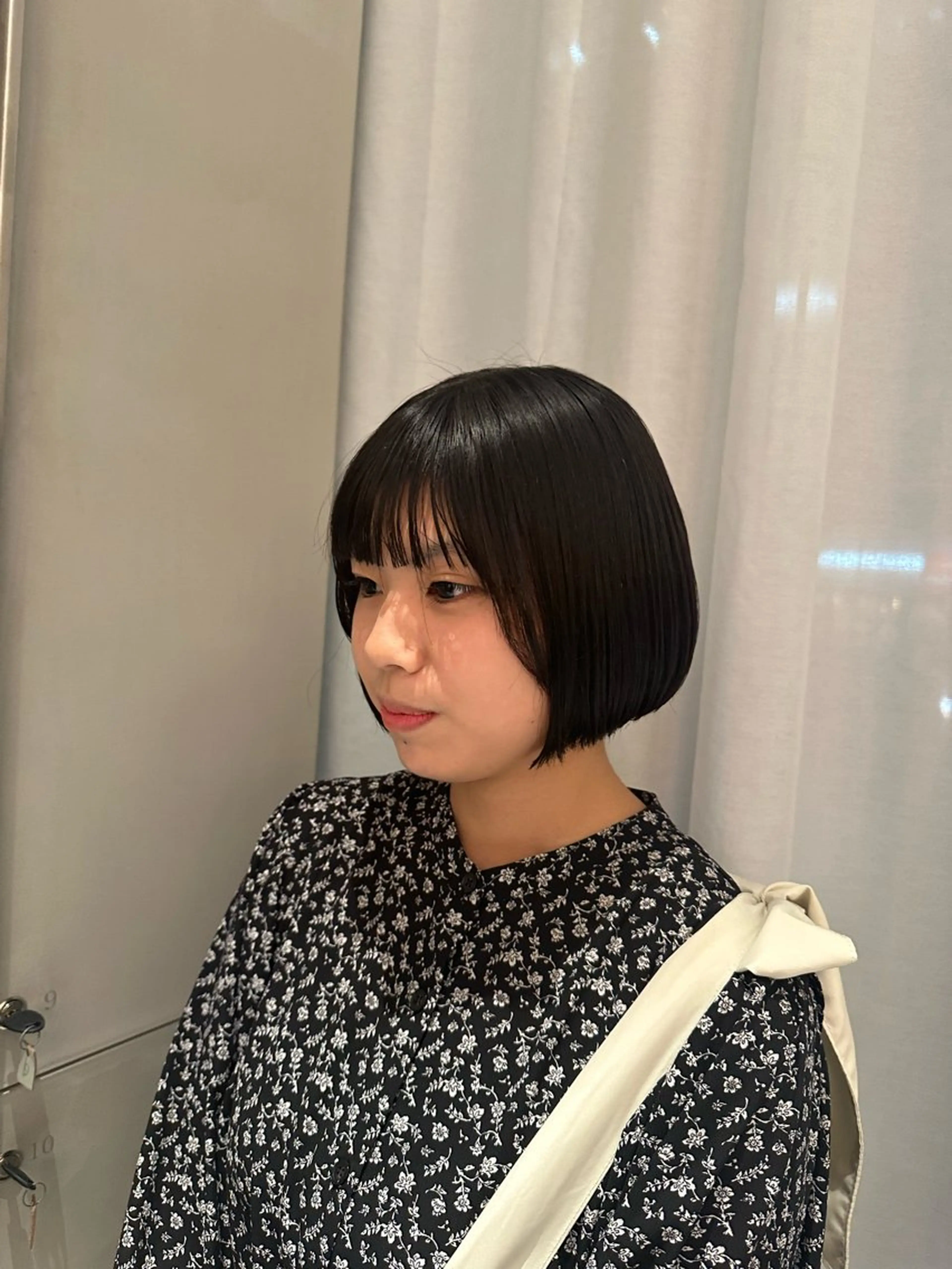 ミディアム カラー ミオ💎ショート 透ける暗髪のヘアスタイル