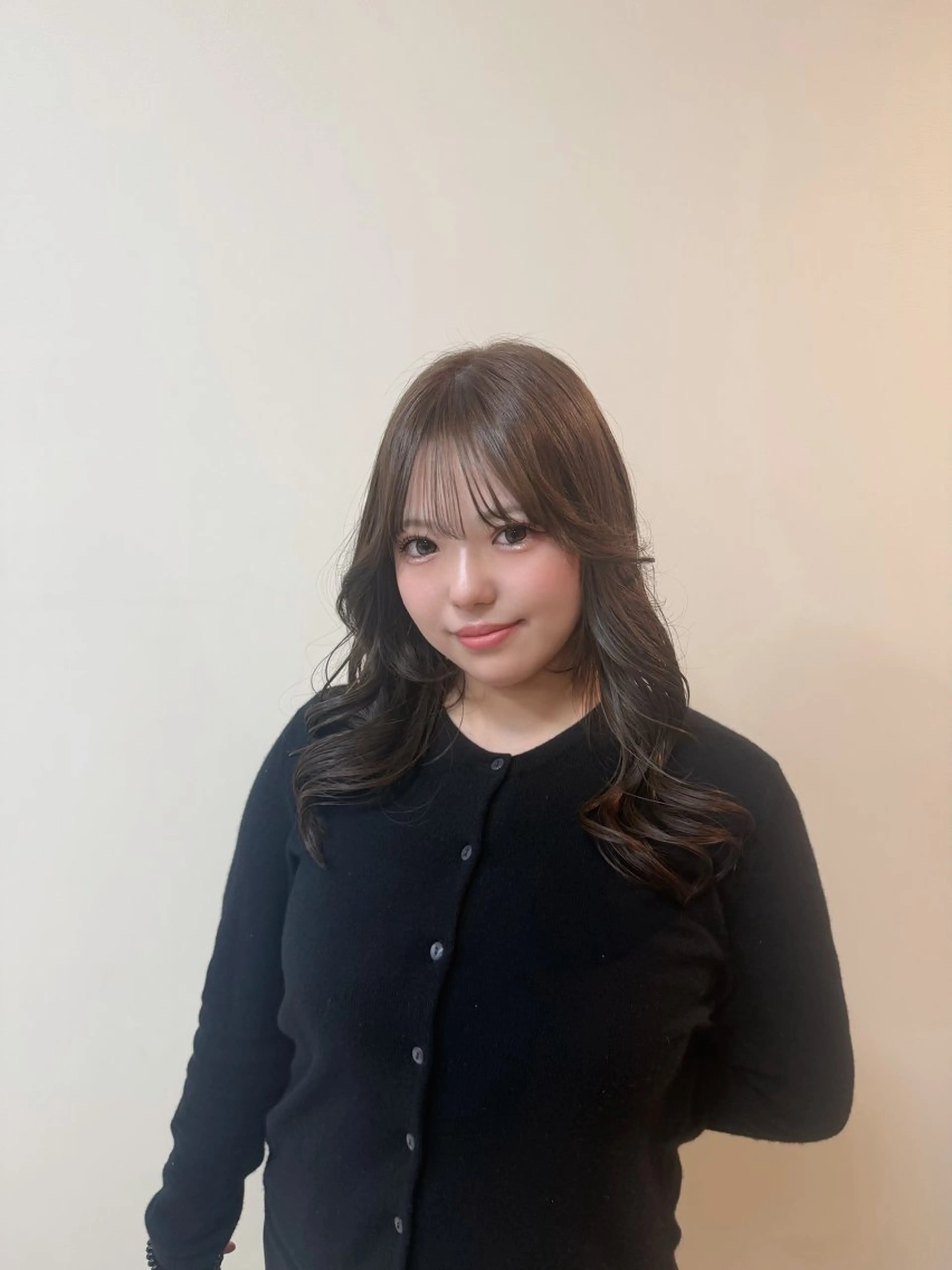 セミロング 岸田 奈々／ 艶髪／トレンドカラーのヘアスタイル