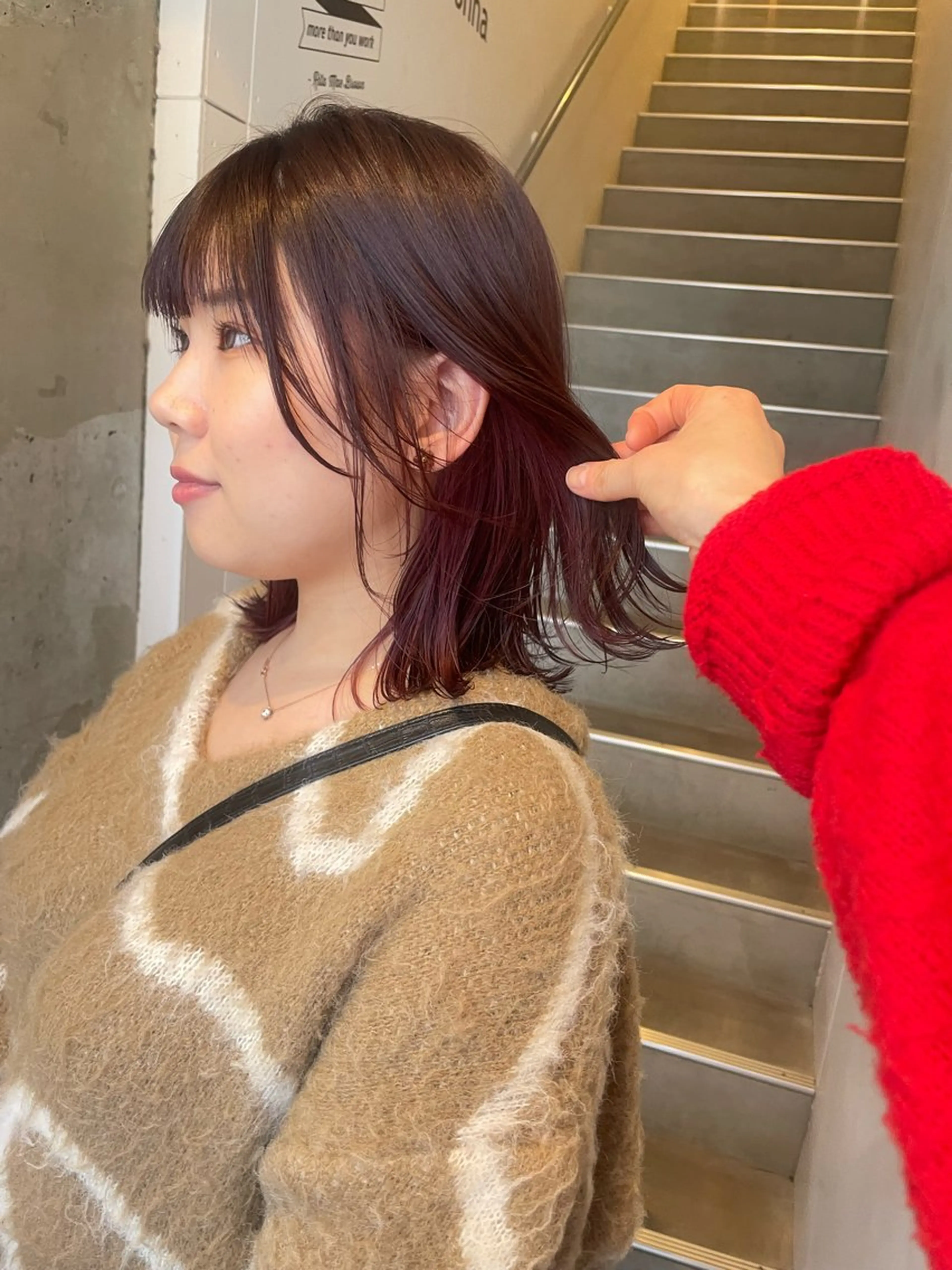 ミディアム カラー ボルドーカラー ピンクカラー 外ハネヘア カット ヘアカラー A/LEE所属・久保田 千尋のヘアスタイル