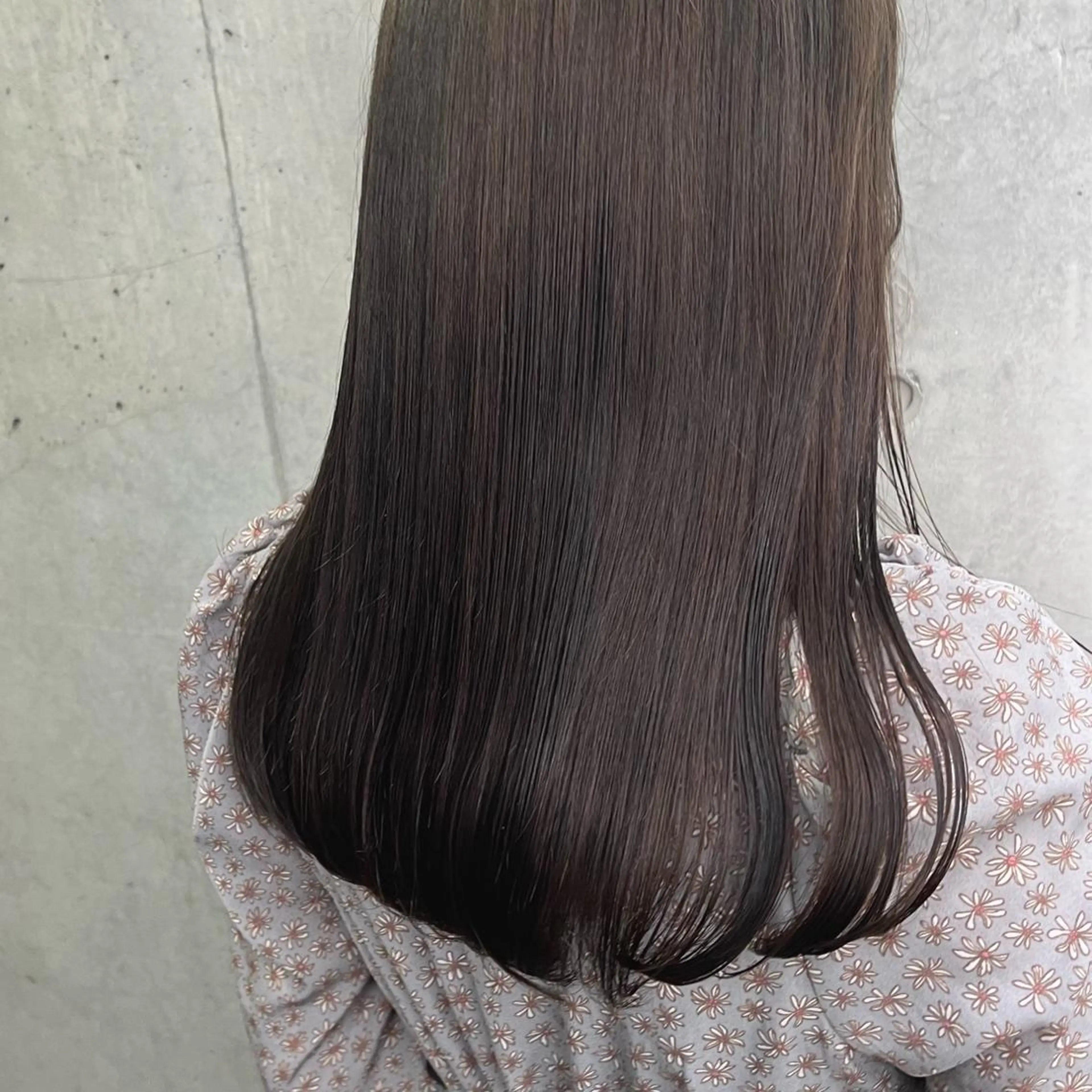 セミロング カラー アッシュ アッシュブラウン ブラウンカラー グレージュ オリーブブラウン カット ヘアカラー トリートメント ヘッドスパ ヘアセット カジュアルを女っぽく 𝗮𝘆𝗮𝗰𝗼のヘアスタイル