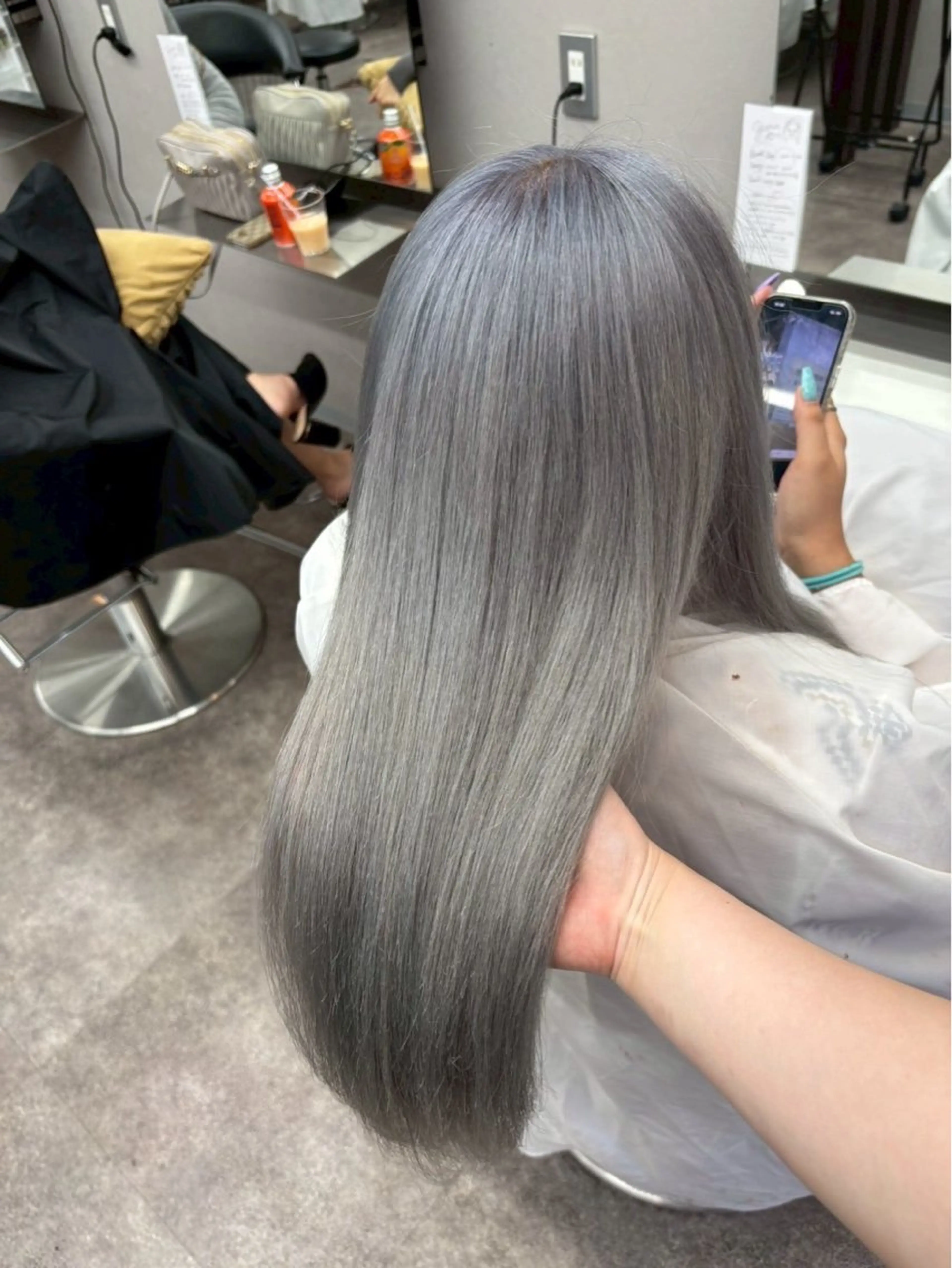 セミロング カラー グレージュ シルバー シルバーグレージュ ヘアカラー ブリーチ🩵レイヤー Maho🐻‍❄️のヘアスタイル
