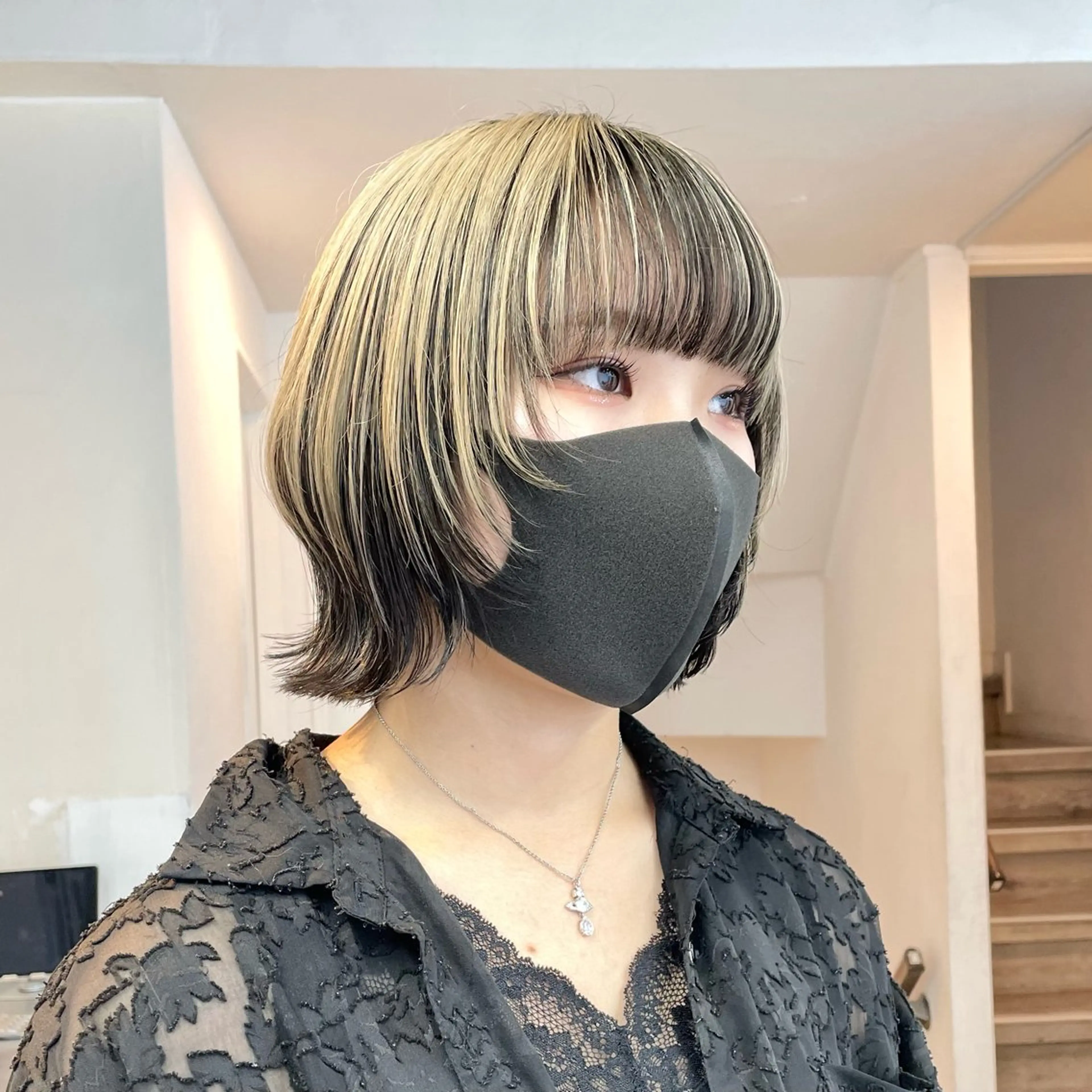 ショート カラー ブロンド ホワイトブロンド ボブ カット ヘアカラー トリートメント ヘアセット ハイトーン×レイヤー ／遠藤将太のヘアスタイル