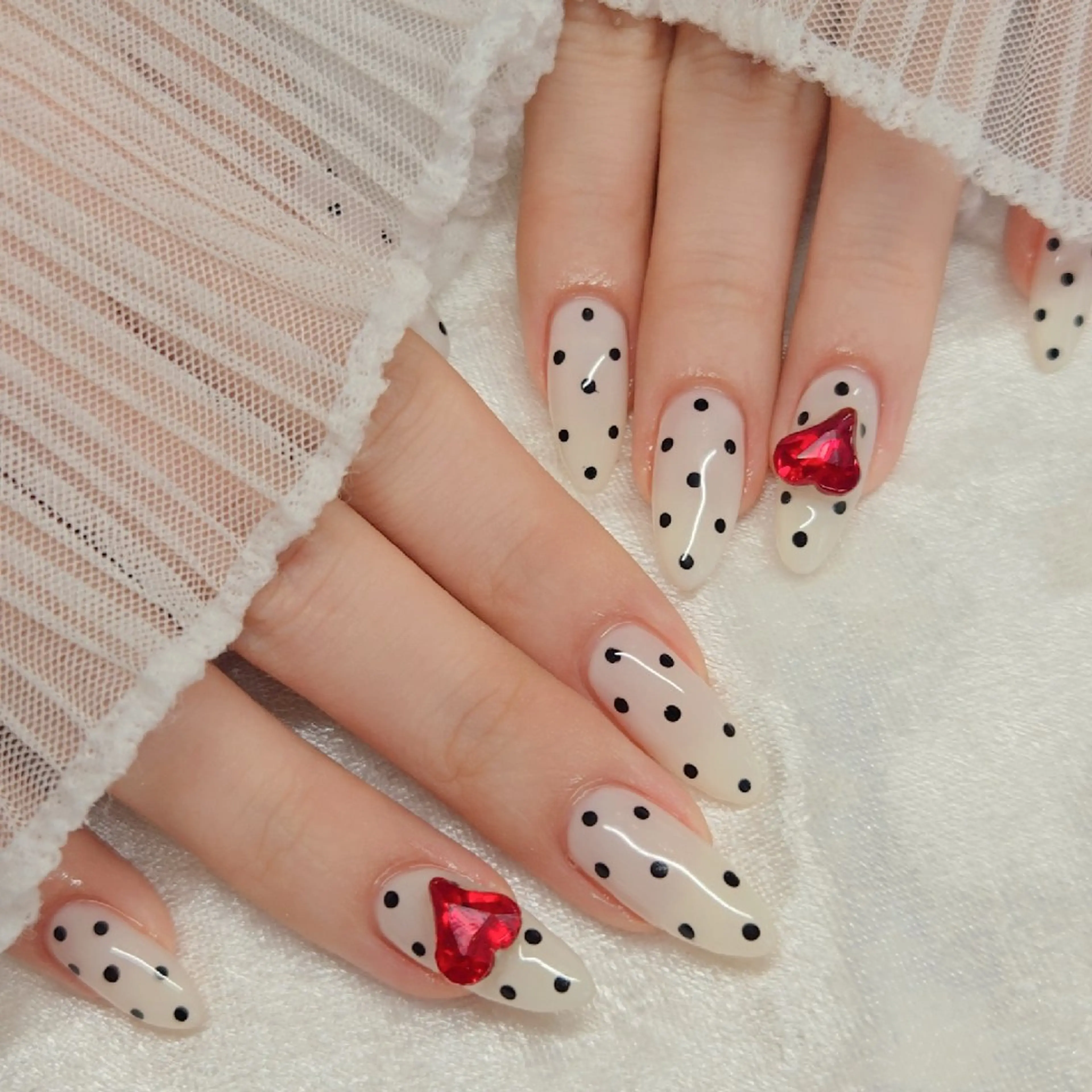 ネイル ドット ガーリー ハート ホワイト ハンドネイル Runanail.☽ 鶴ヶ峰　naruのネイルデザイン