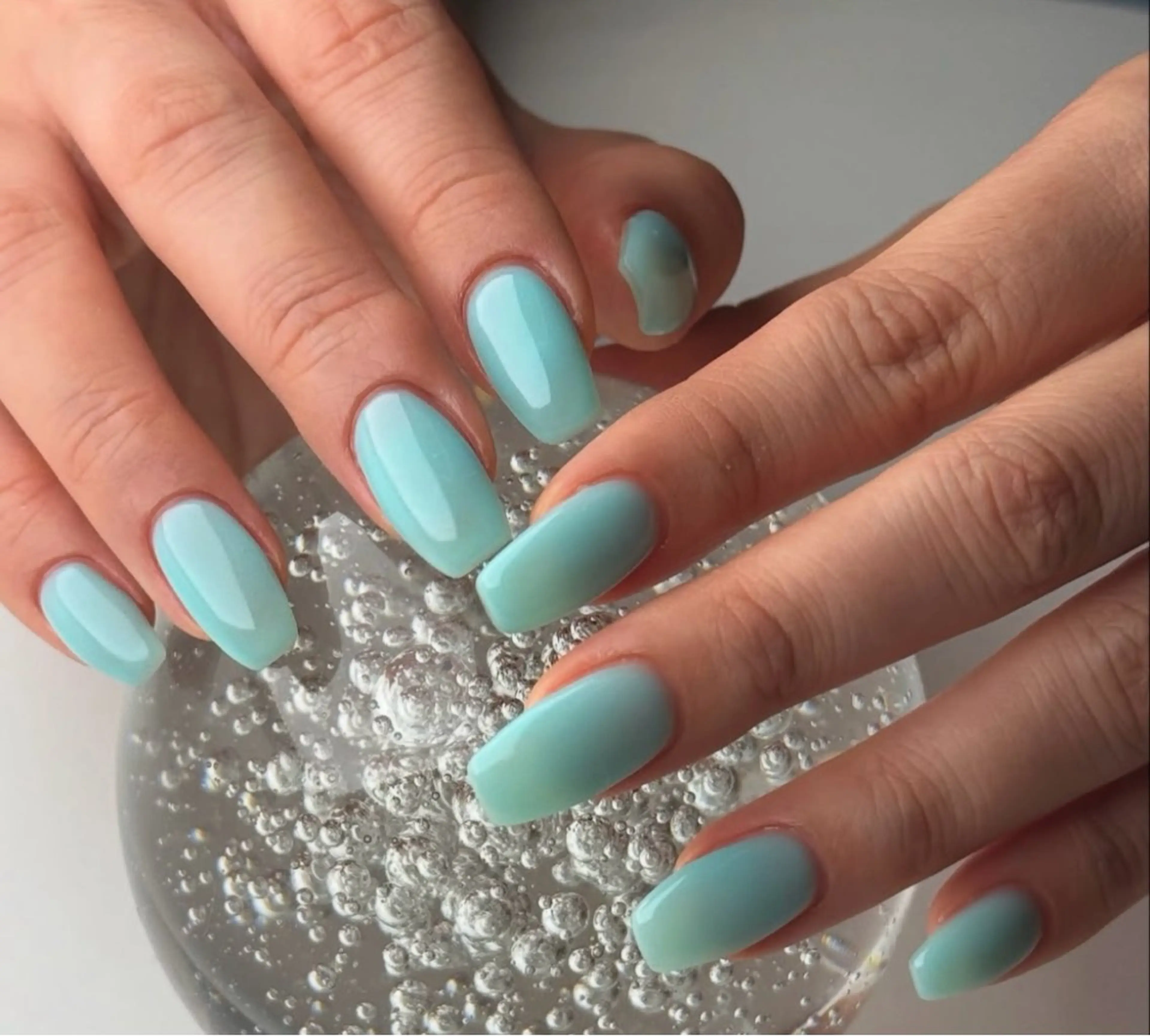 ネイル カジュアル グリーン オフィスネイル ワンカラーネイル シンプルネイル NailSalon✨ Écrinエクランのネイルデザイン