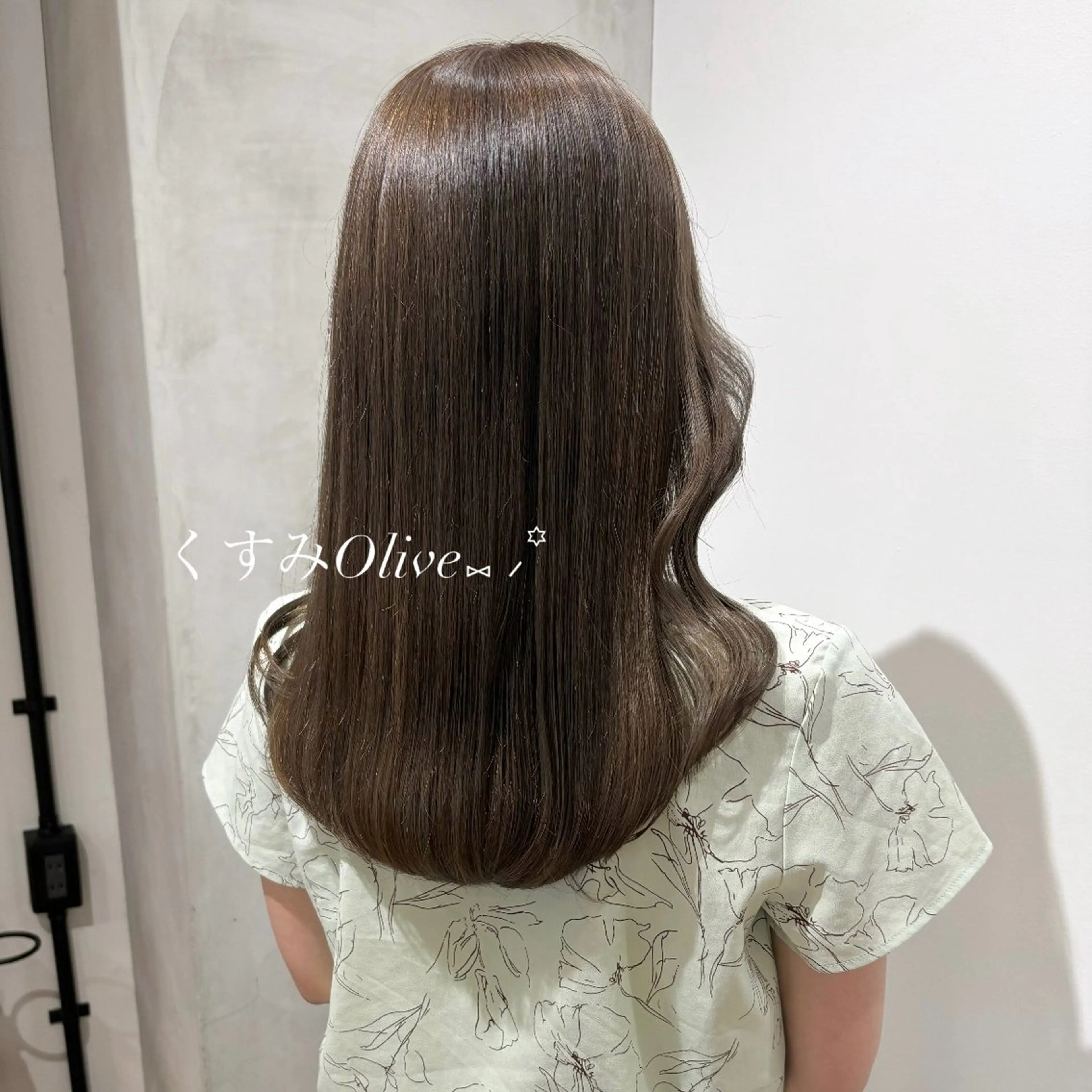 ロング カラー ベージュカラー オリーブベージュ 𝑴𝒊𝒌𝒖💝 透明感モテカラーのヘアスタイル