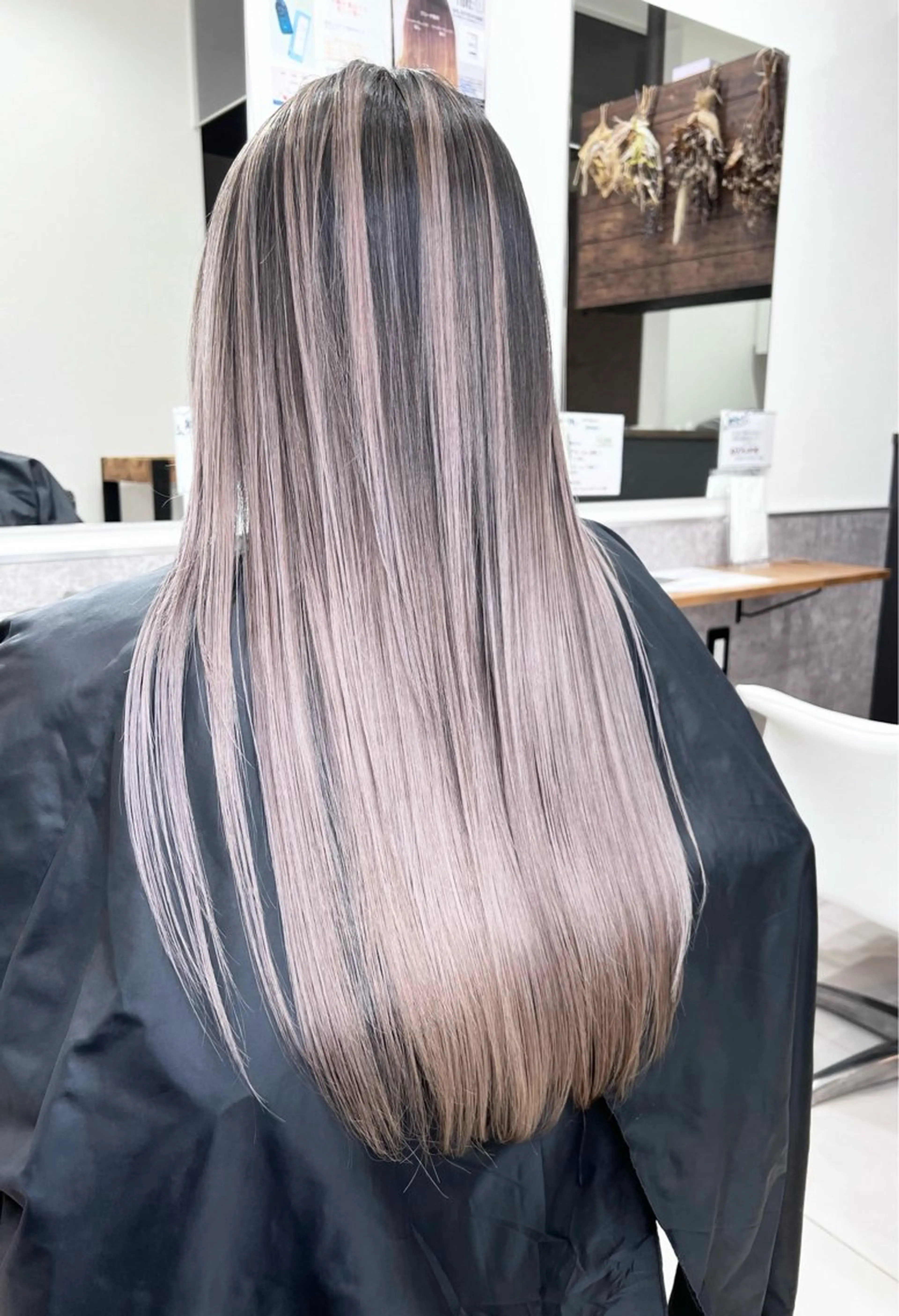 ロング カラー バレイヤージュ レイヤーカット ヘアカラー トリートメント VIRAL ヴァイラルのヘアスタイル