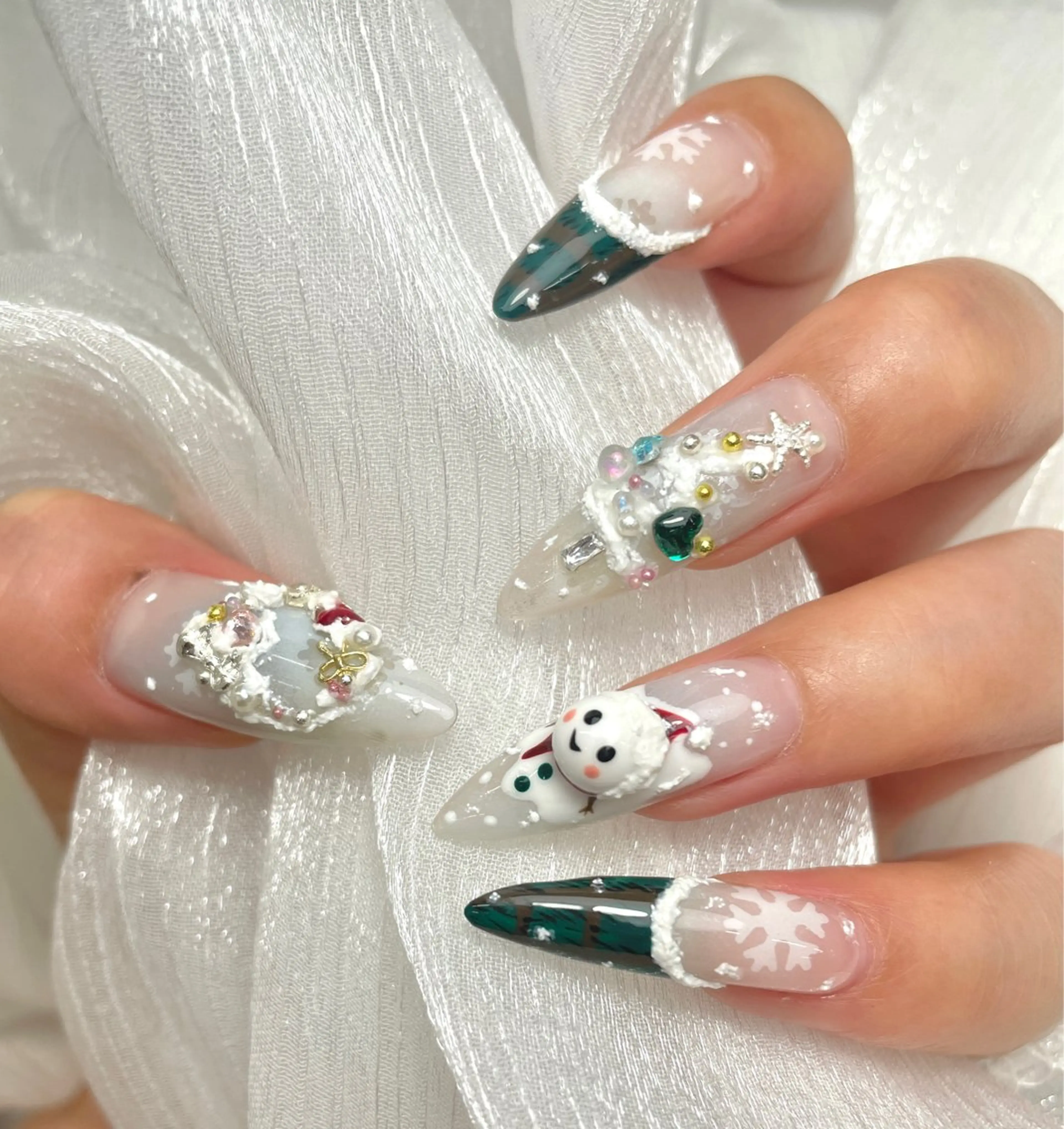 ネイル 冬ネイル クリスマス 夏 目のネイルデザイン