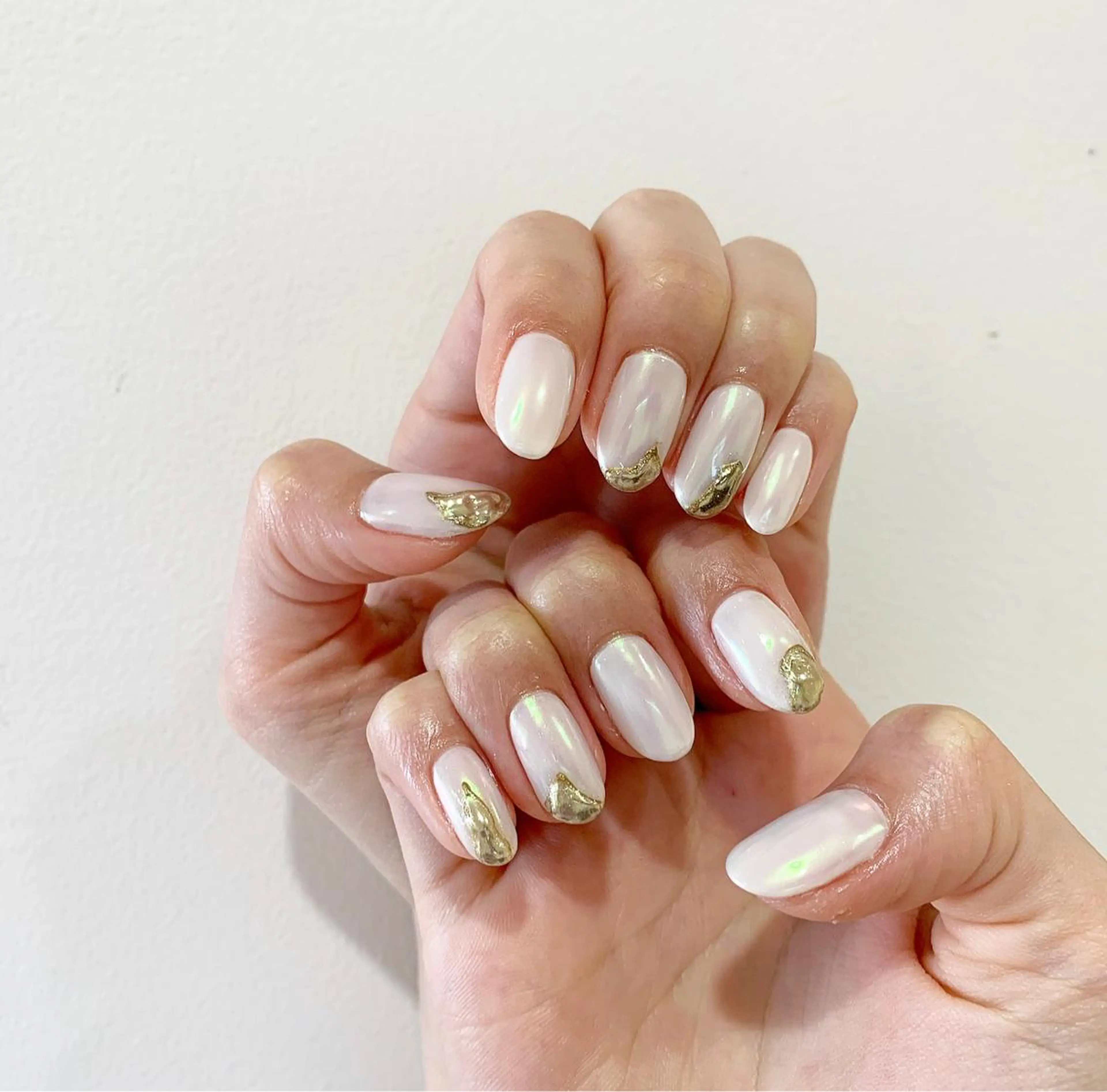 ネイル オーロラネイル ゴールド ワンカラーネイル 佐藤 穂乃香のネイルデザイン