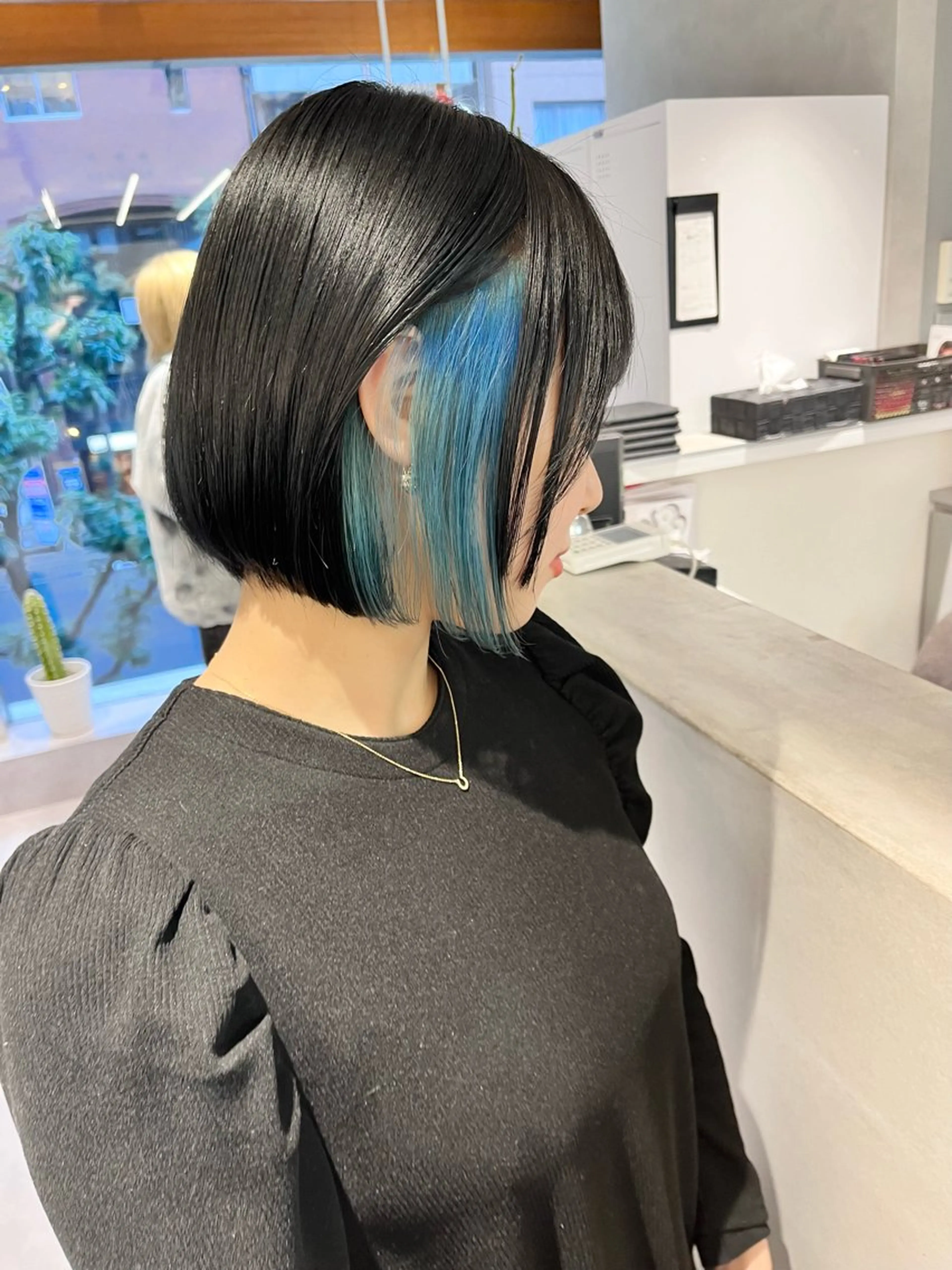 ショート カラー 前下がりボブ ブルーカラー デザインカラー ダブルカラー ハイトーンカラー カット デザインカラー 小西勇次のヘアスタイル