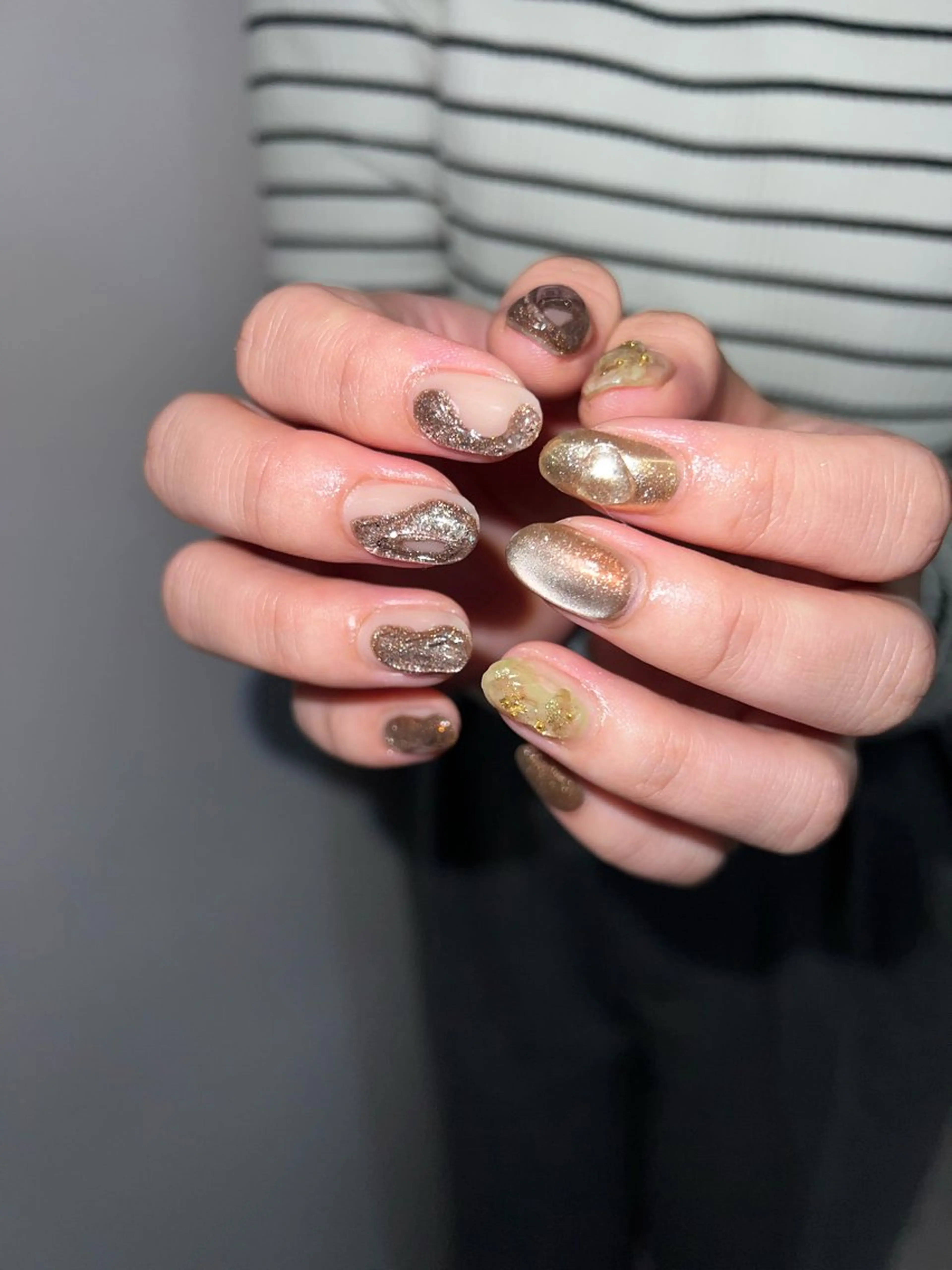 ネイル ブラウン ジェルネイル ゴールド マグネットネイル ニュアンスネイル ハンドネイル ハンドケア Bana_ Nailのネイルデザイン