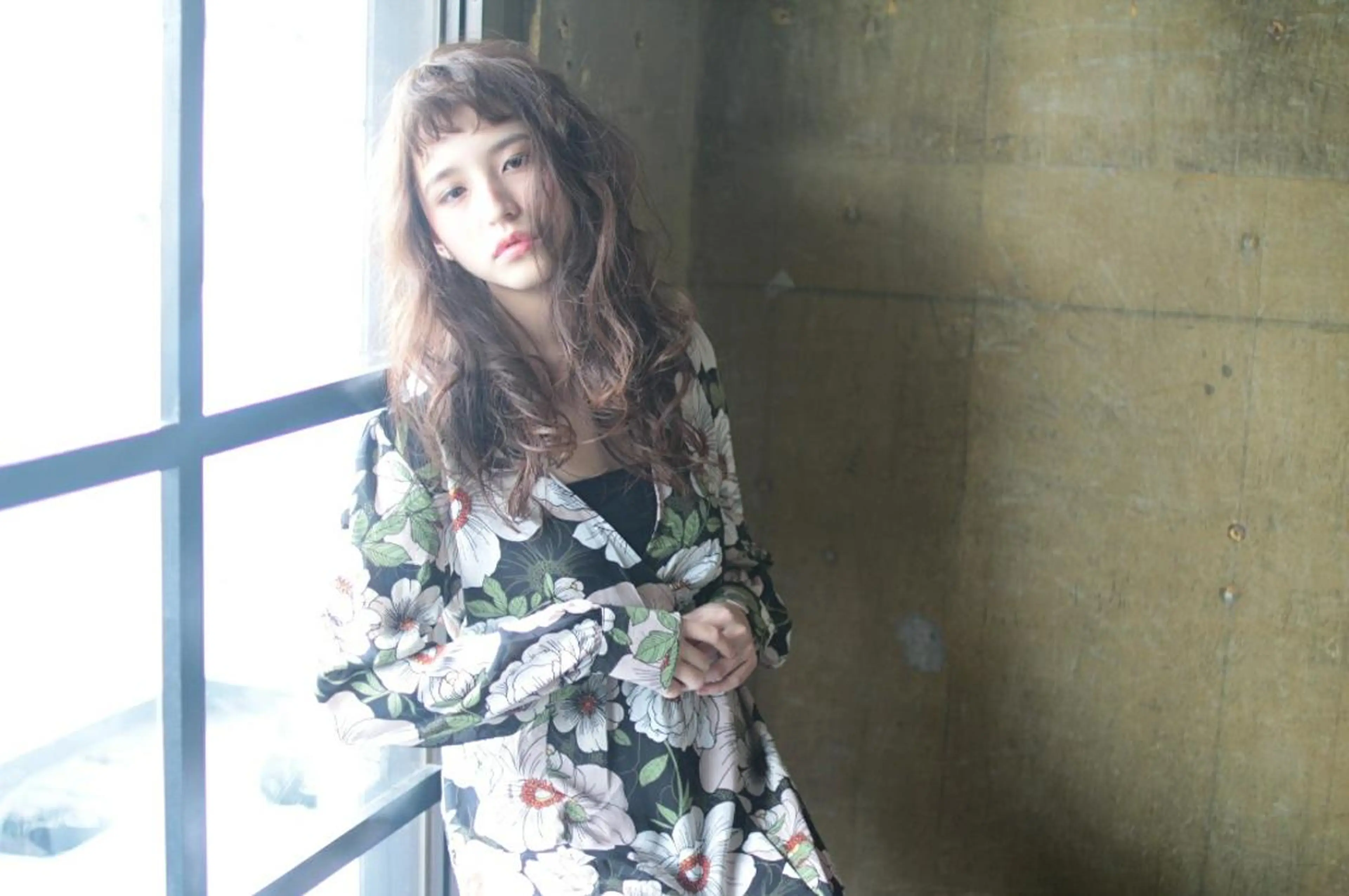 ロング パーマ カラー 岩出 俊のヘアスタイル