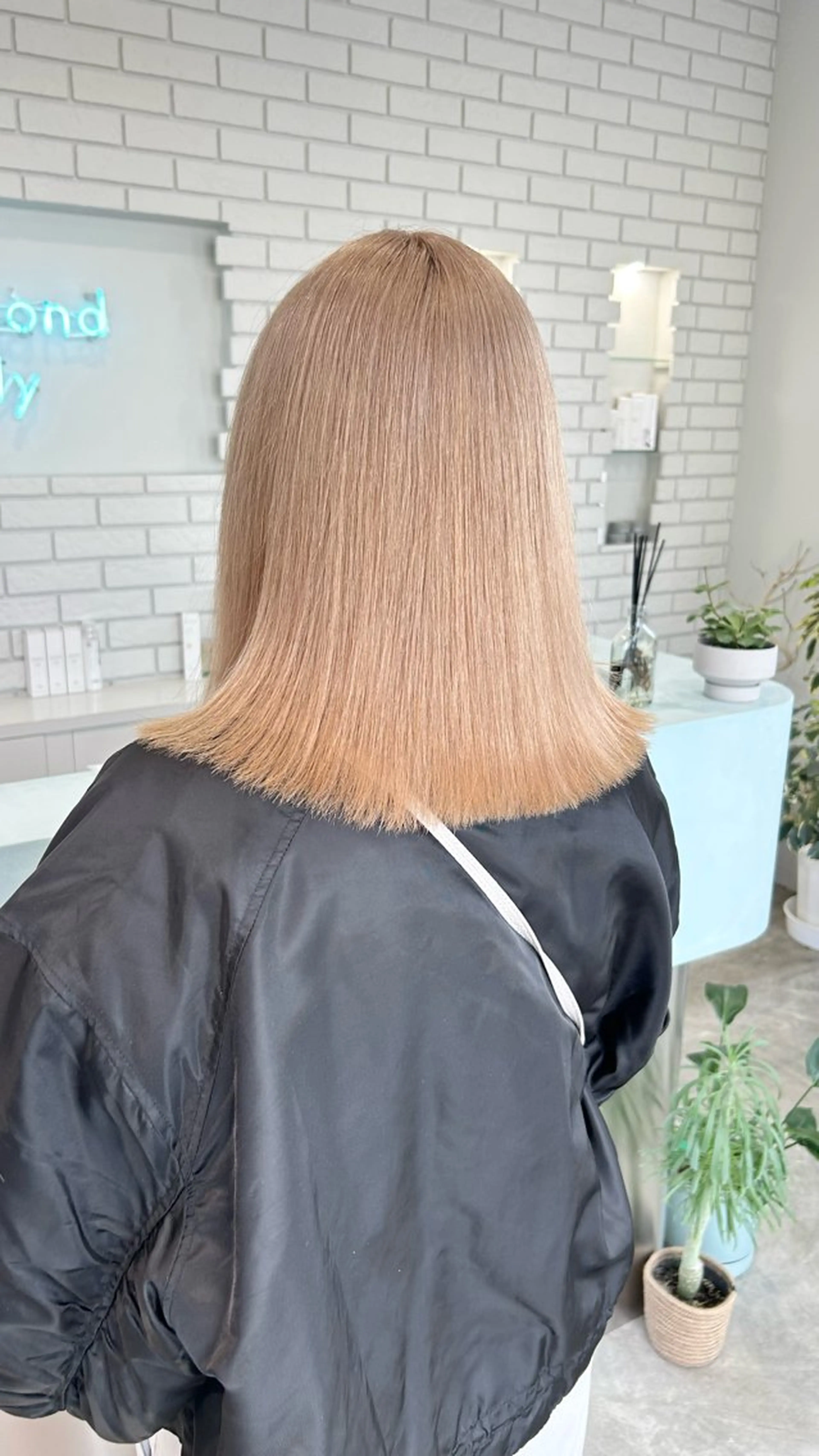 セミロング みなみ/ブリーチ/ ダイアモンドリリーのヘアスタイル