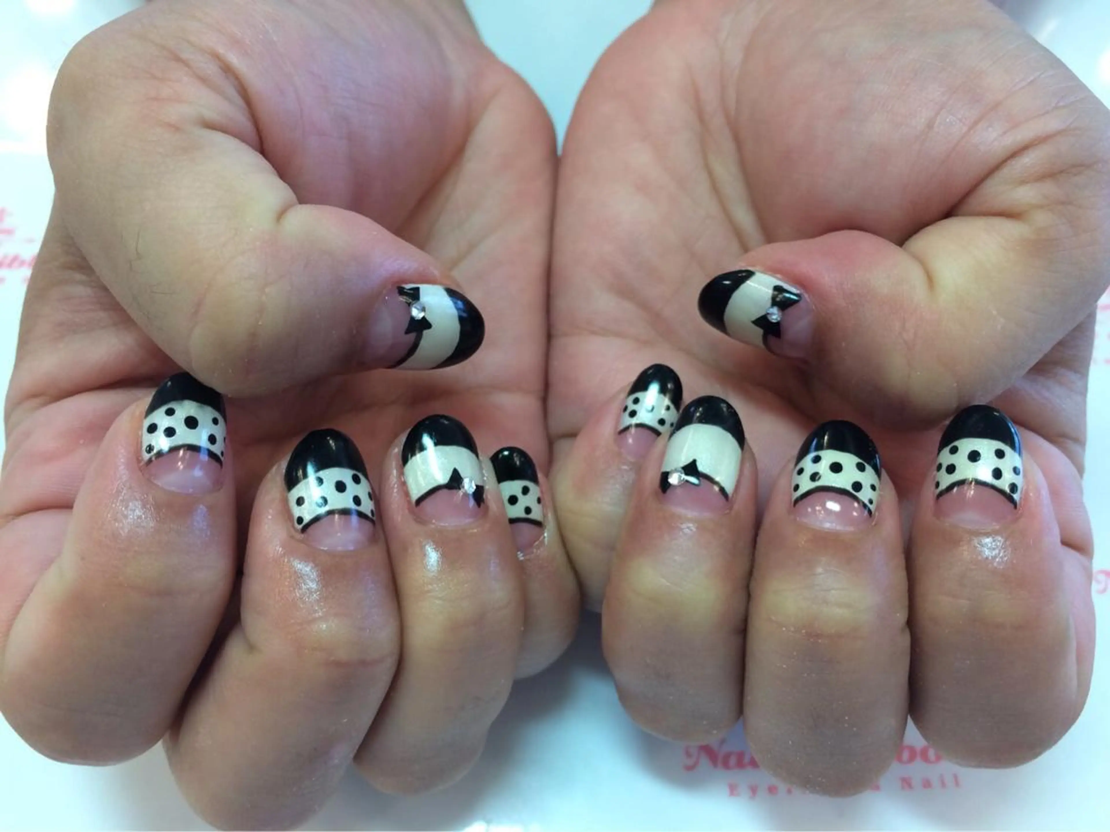 ネイル ネイルリボン 受付スタッフのネイルデザイン