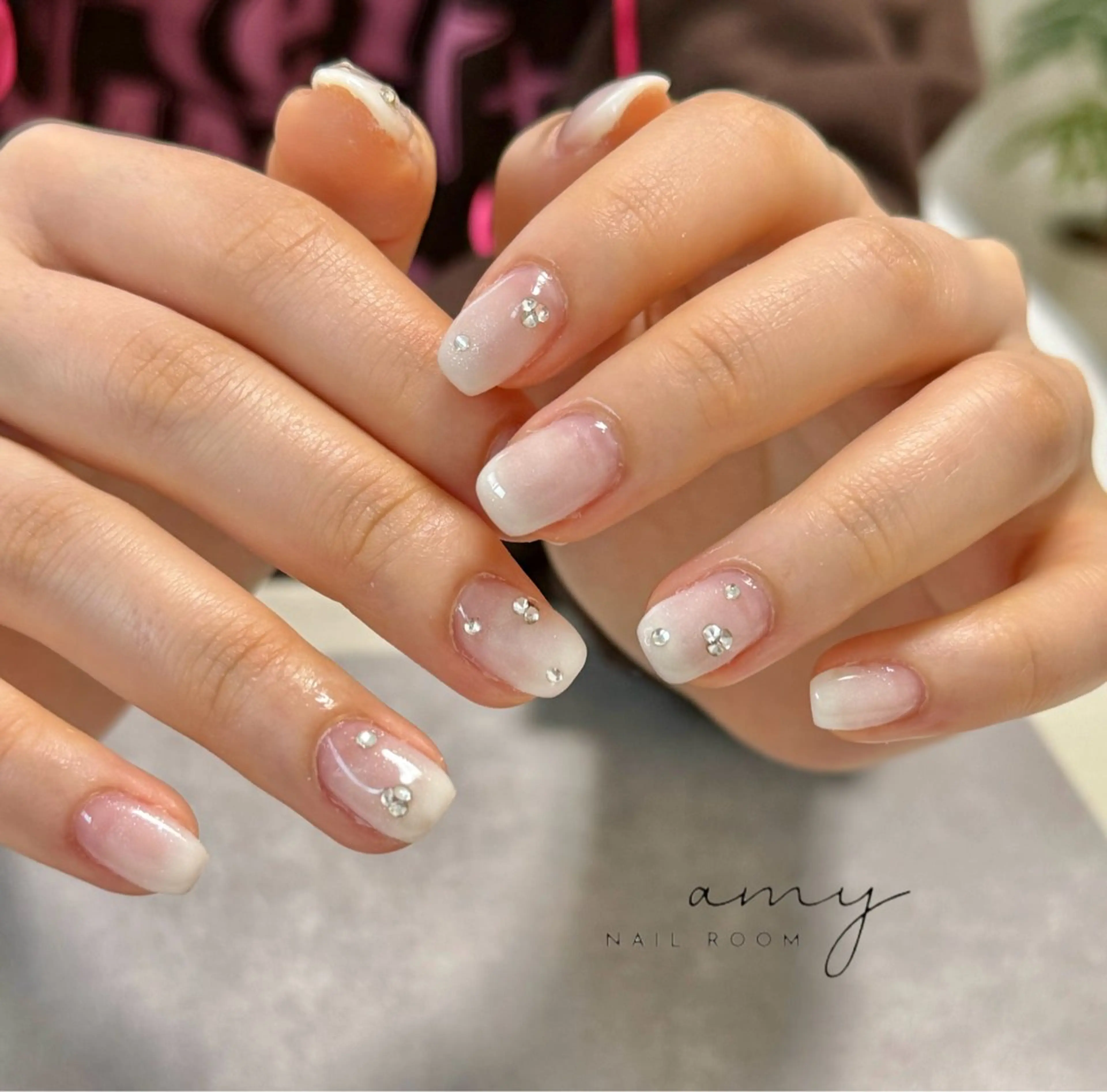 ネイル グラデーション ストーンネイル nailroom amyのネイルデザイン