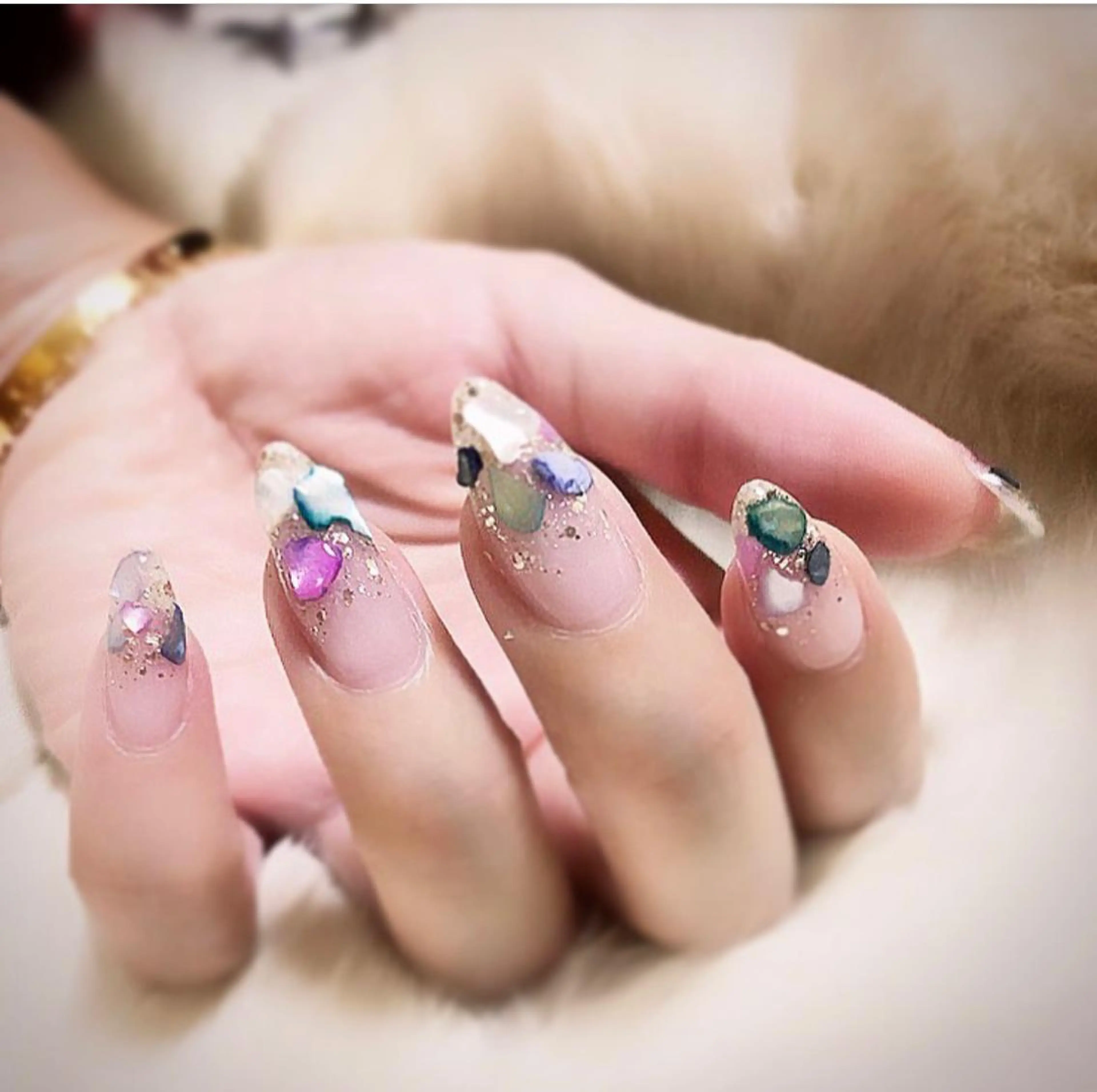 ハンドネイルつけ放題！ビジュー、パーツは別料金で追加できますの写真