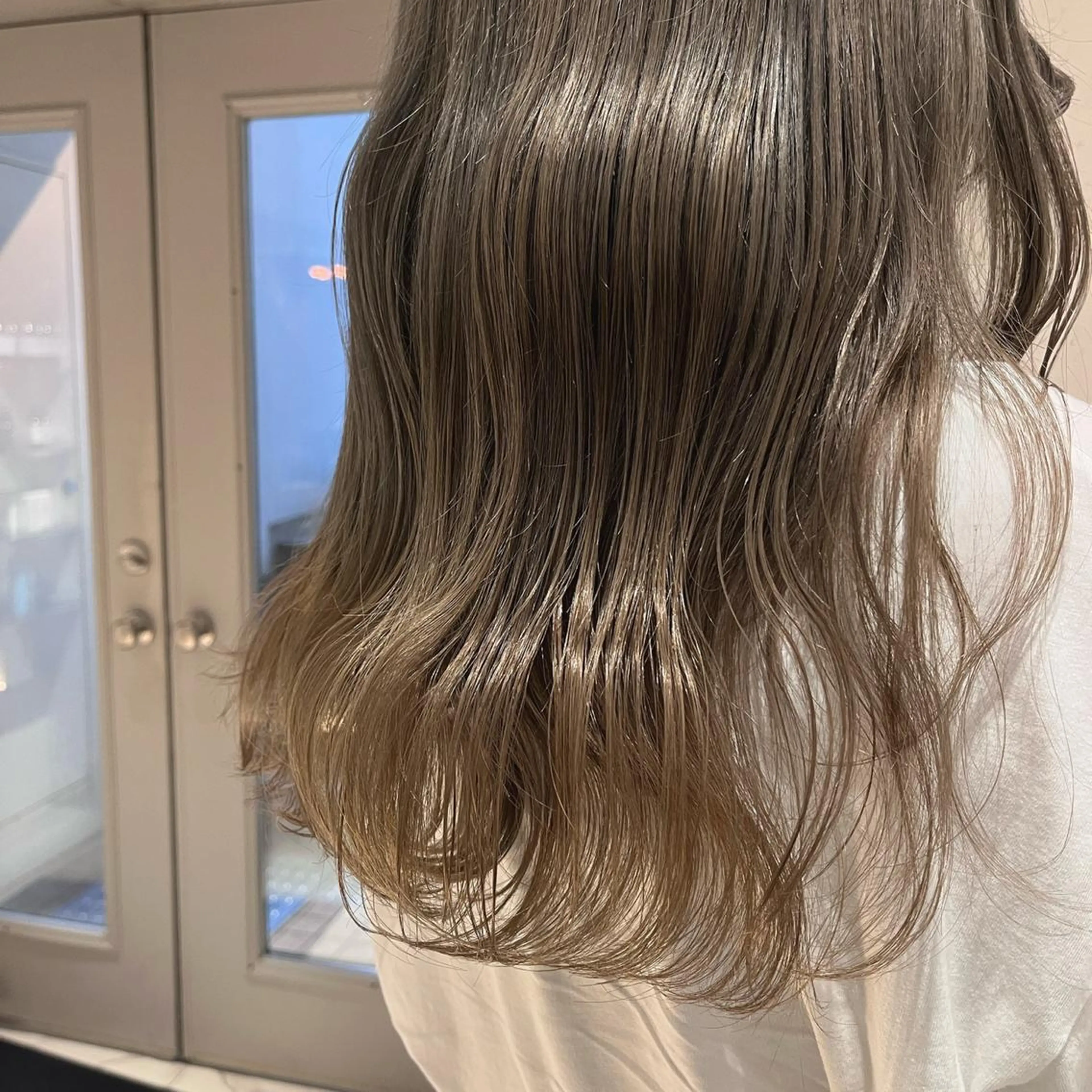 ロング カラー ベージュカラー ハイトーンカラー ハイトーンベージュ ヘアカラー トリートメント ヘッドスパ ヘアセット カジュアルを女っぽく 𝗮𝘆𝗮𝗰𝗼のヘアスタイル
