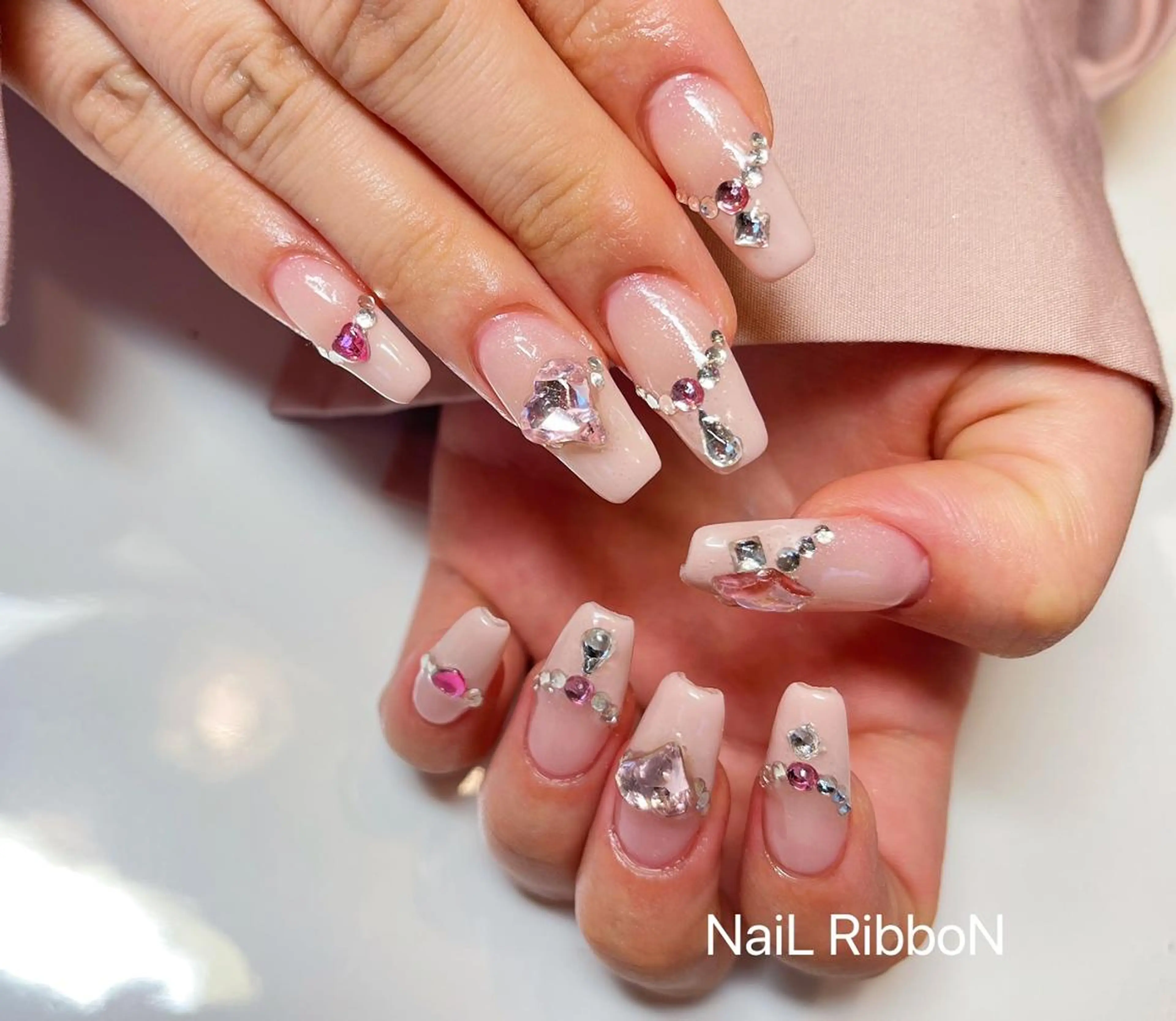 ネイル ネイルリボン 受付スタッフのネイルデザイン