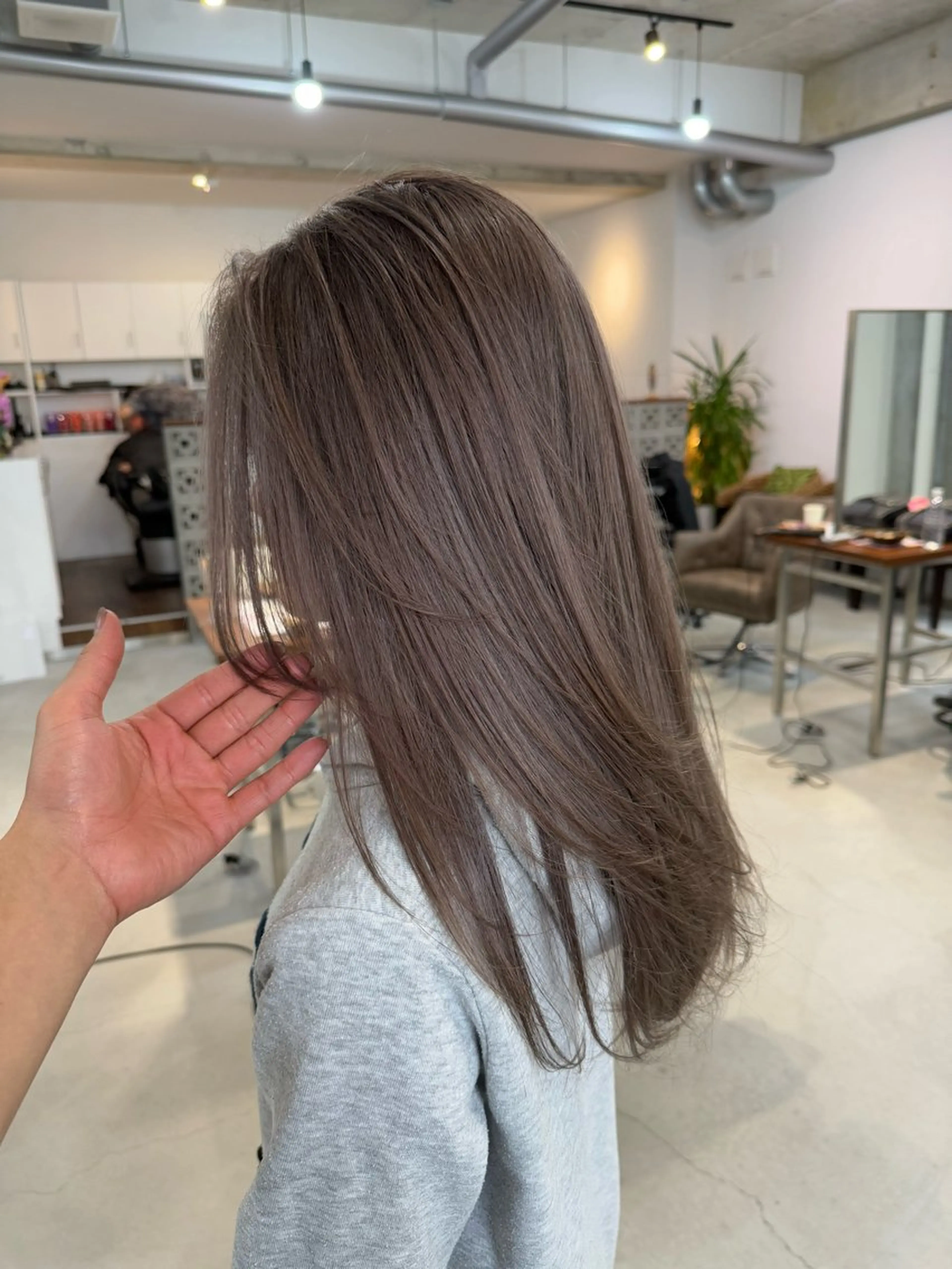 ロング カラー ブリーチ グレージュ ミルクティーグレージュ レイヤーカット カット ヘアカラー カイリ /レイヤーカットのヘアスタイル