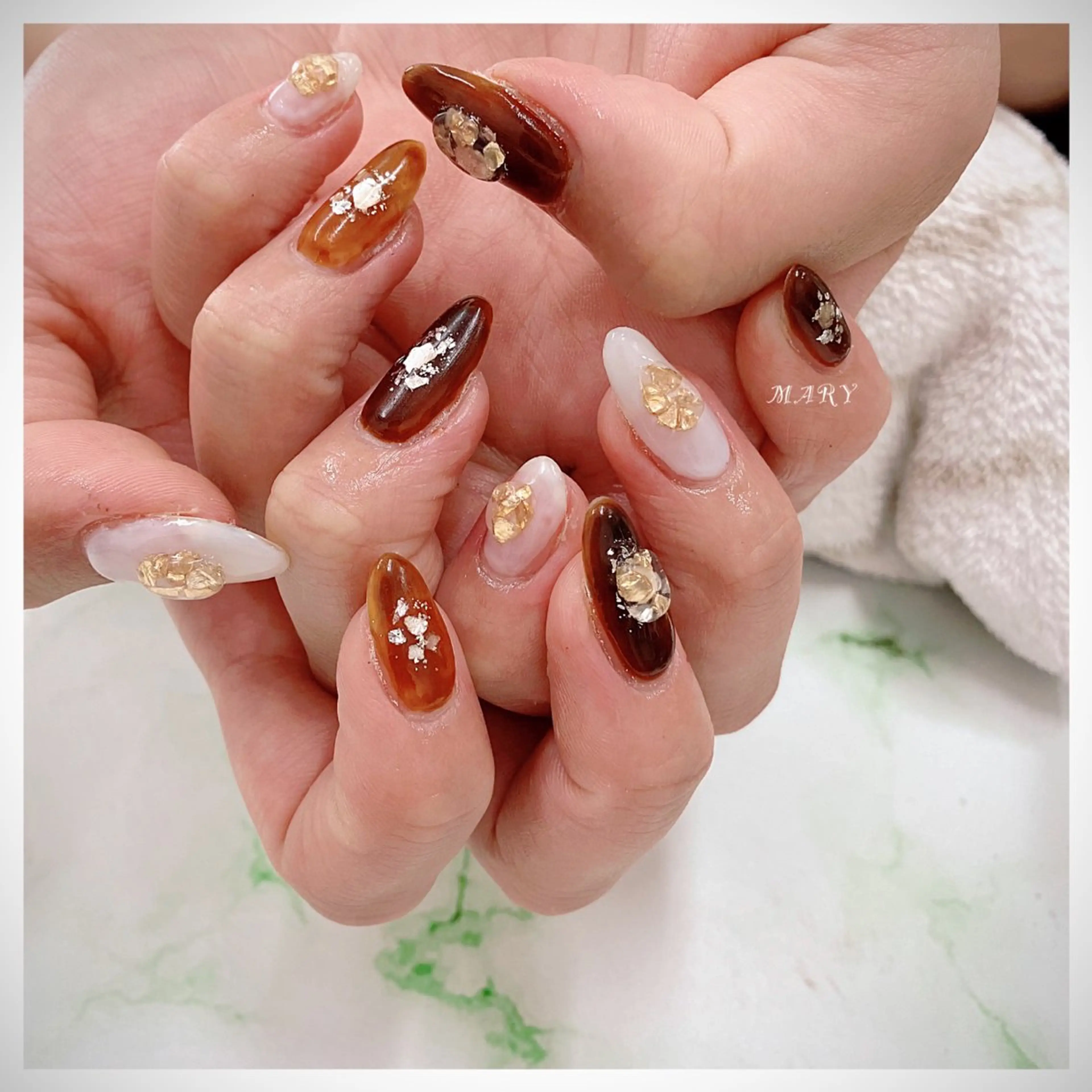 ネイル ブラウン ニュアンスネイル ワンカラーネイル ホワイト ハンドネイル Mary nail所属・Mary nail .narumiのネイルデザイン